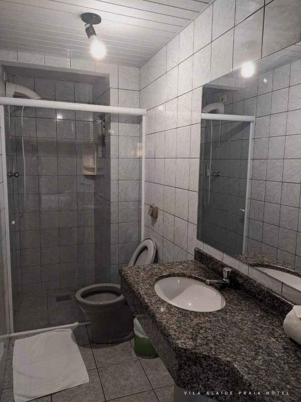 Bathroom in Vila Alaide Praia Hotel