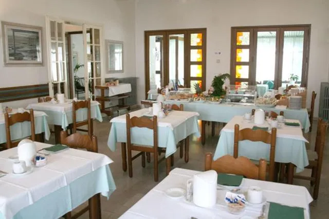 Restaurant/places to eat in Hotel Bermuda