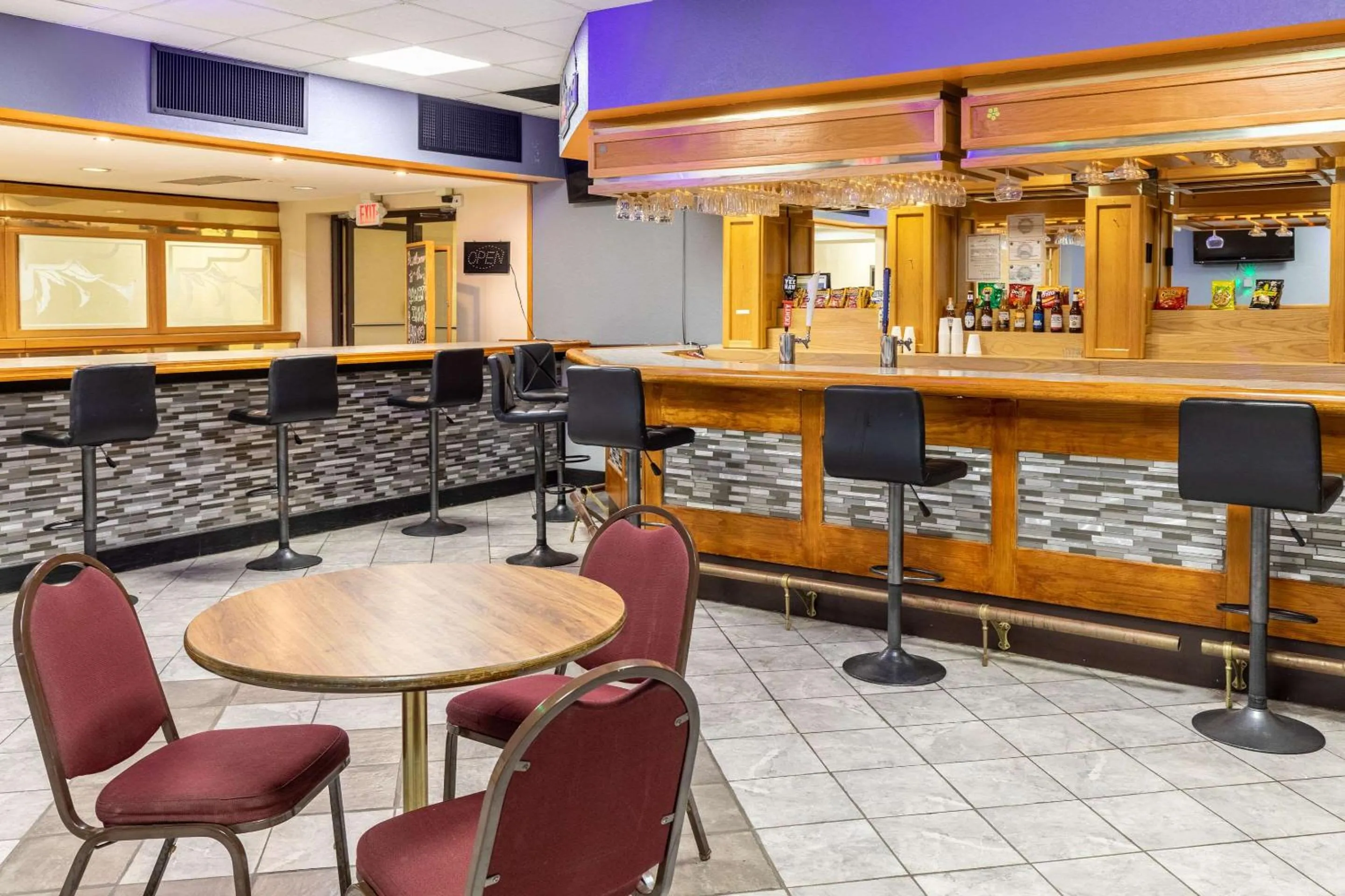 Lounge or bar in Quality Inn Newport