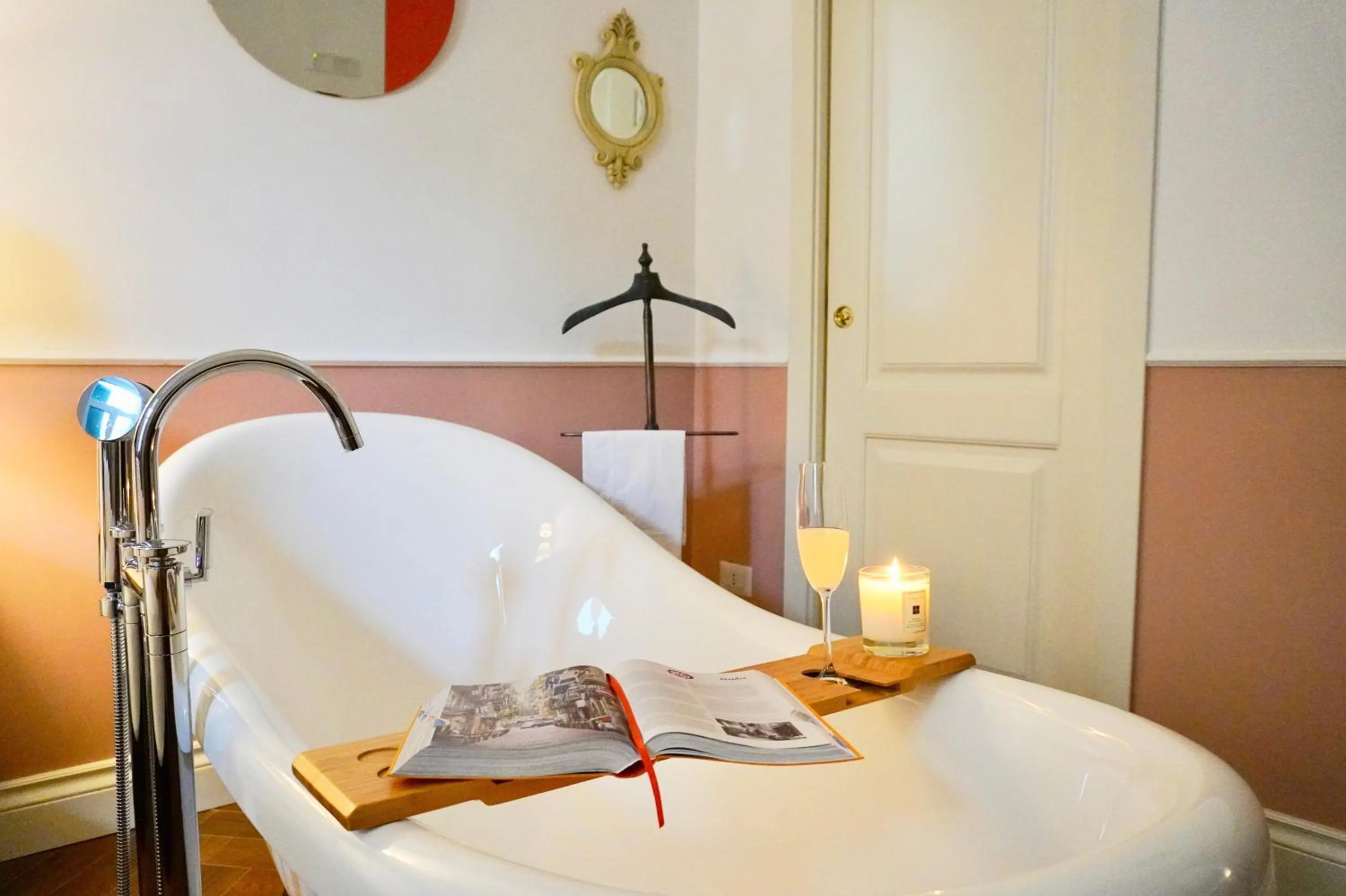 Bath, Bed in Macchiato Suites Boutique Guest House