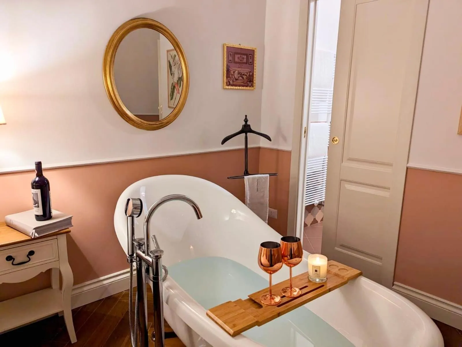 Bath, Bed in Macchiato Suites Boutique Guest House