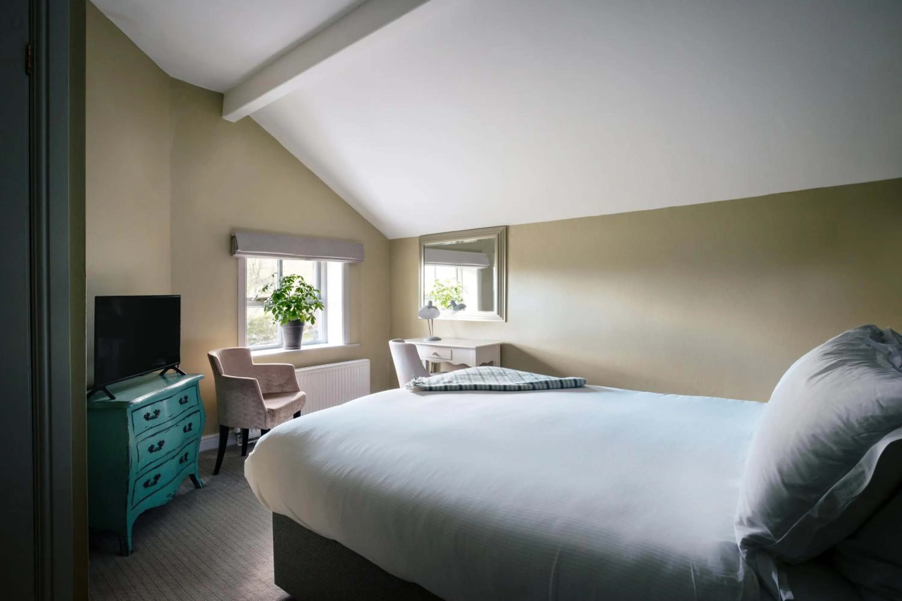 Bedroom, Bed in The Fell Hotel