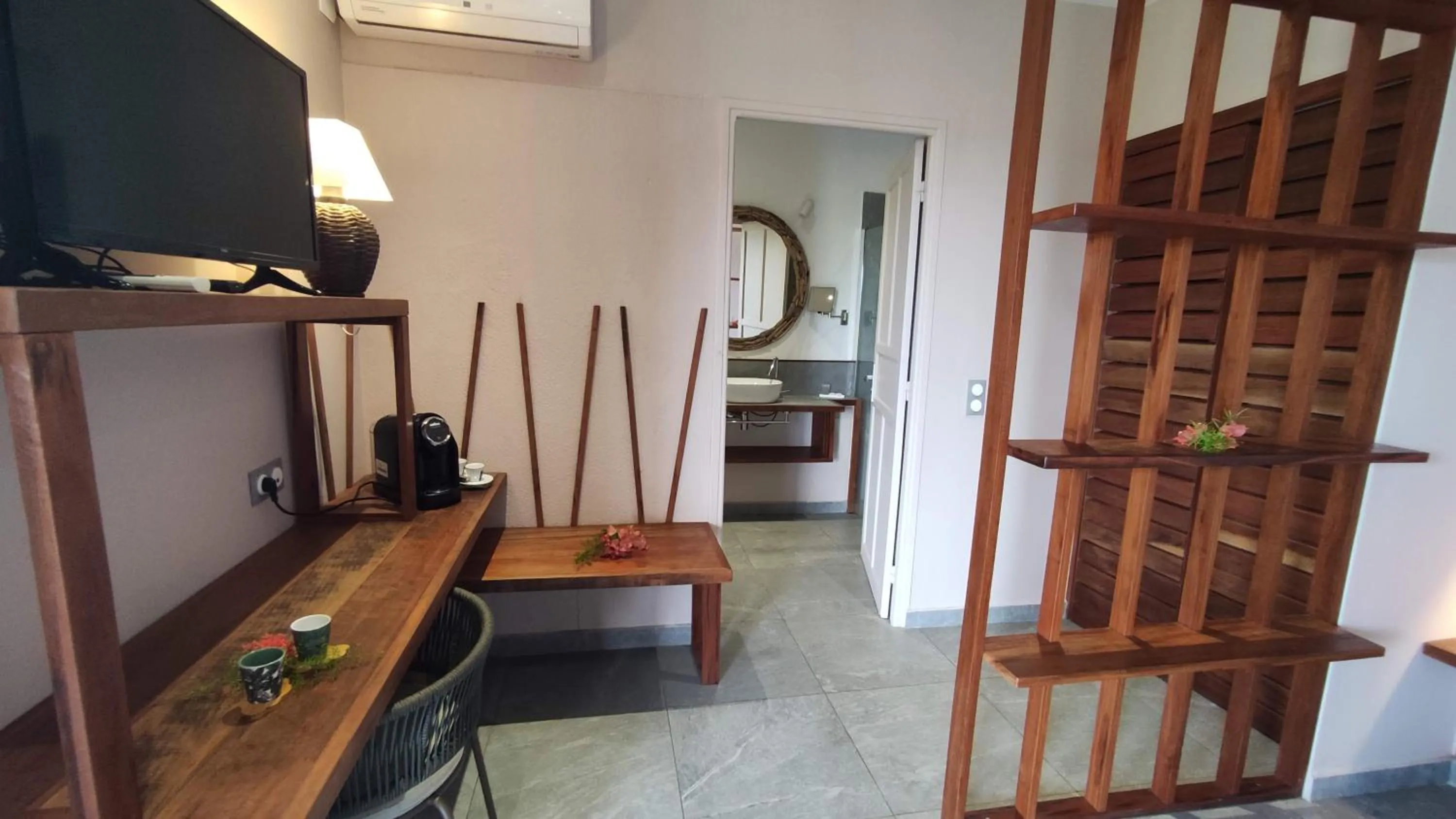 TV and multimedia in Habitation Grande Anse Résidence hôtelière