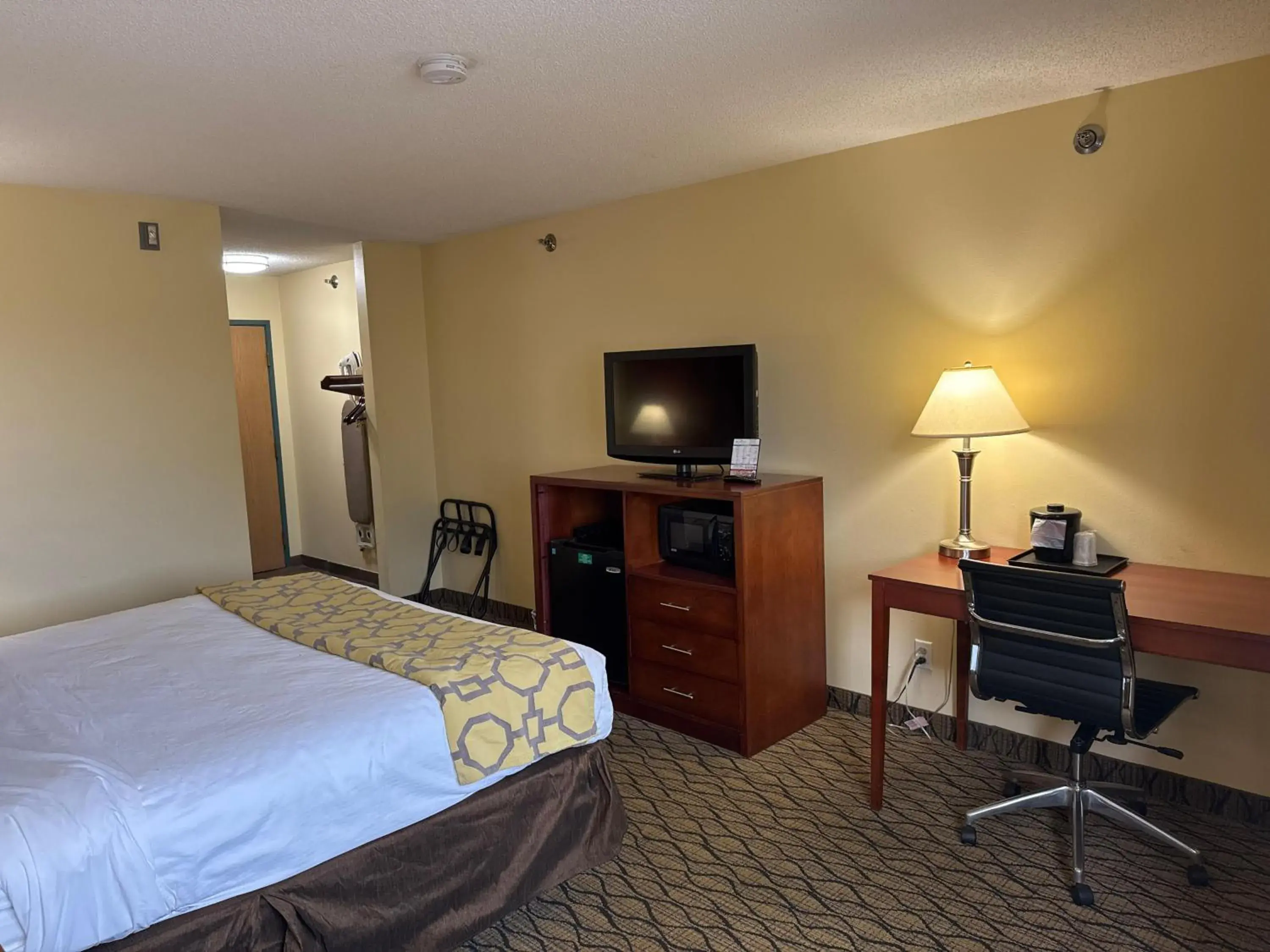 King Room - Disability Access/Non-Smoking in Baymont by Wyndham Mishawaka South Bend Area King Room - Disability Access/Non-Smoking in Baymont by Wyndham Mishawaka South Bend Area