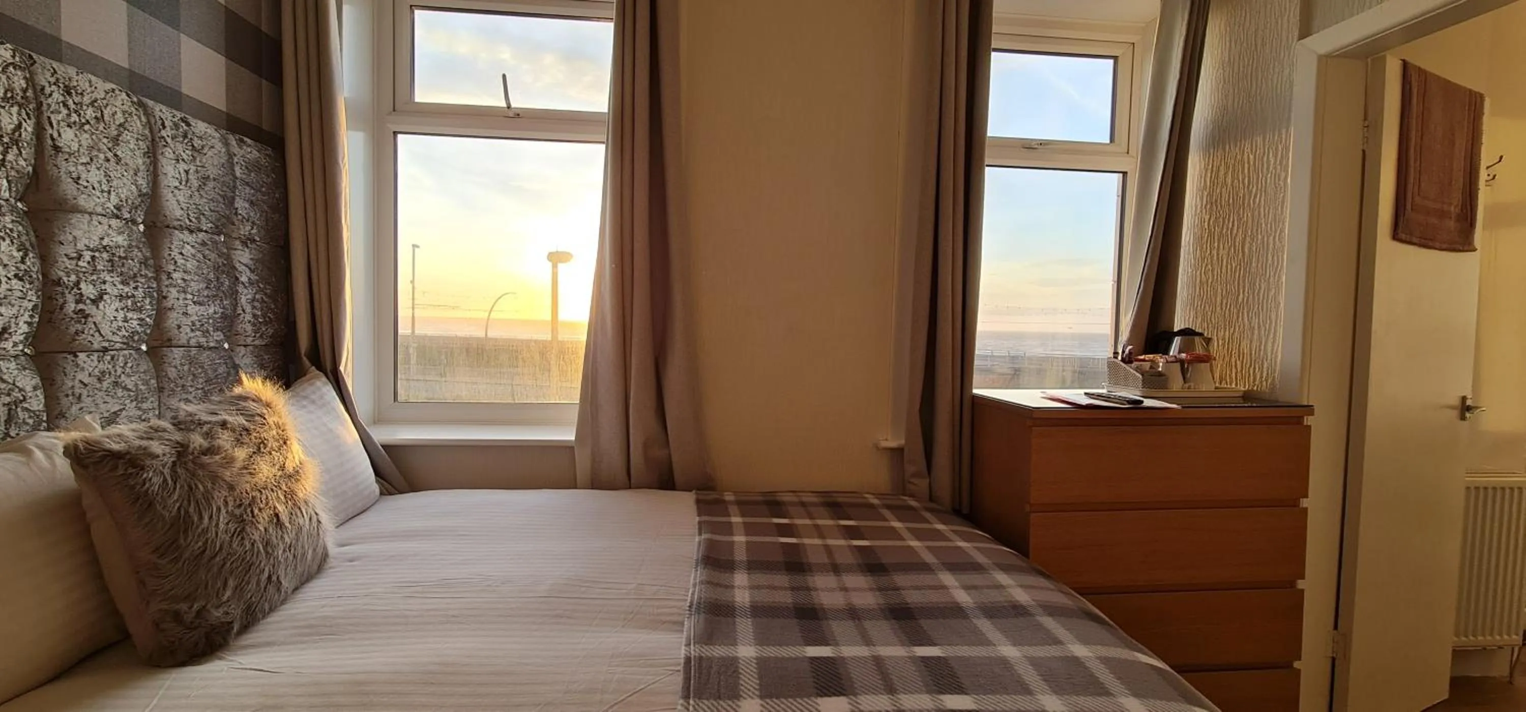 Bedroom, Bed in Ocean Bay