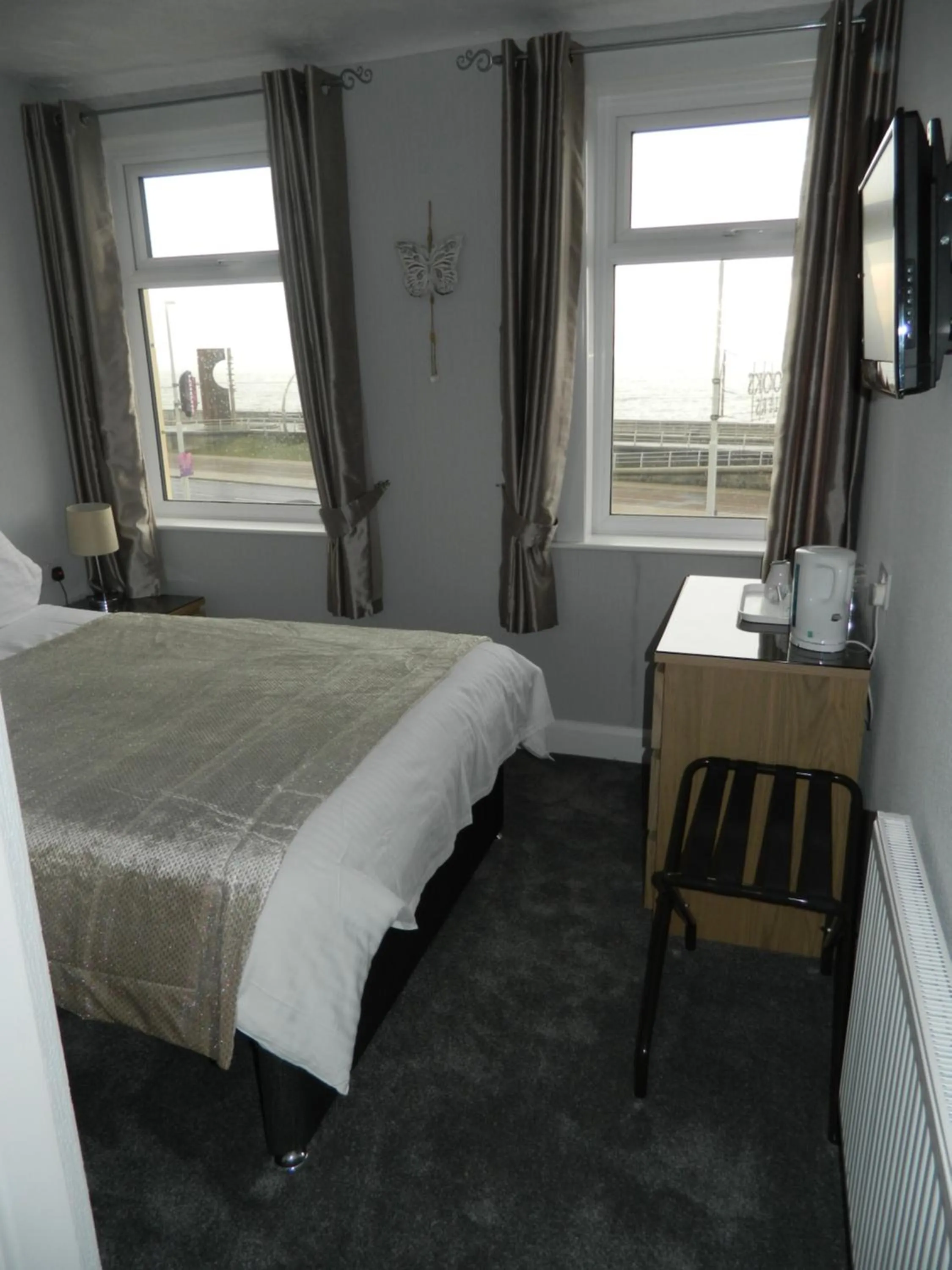 Bathroom, Bed in Ocean Bay