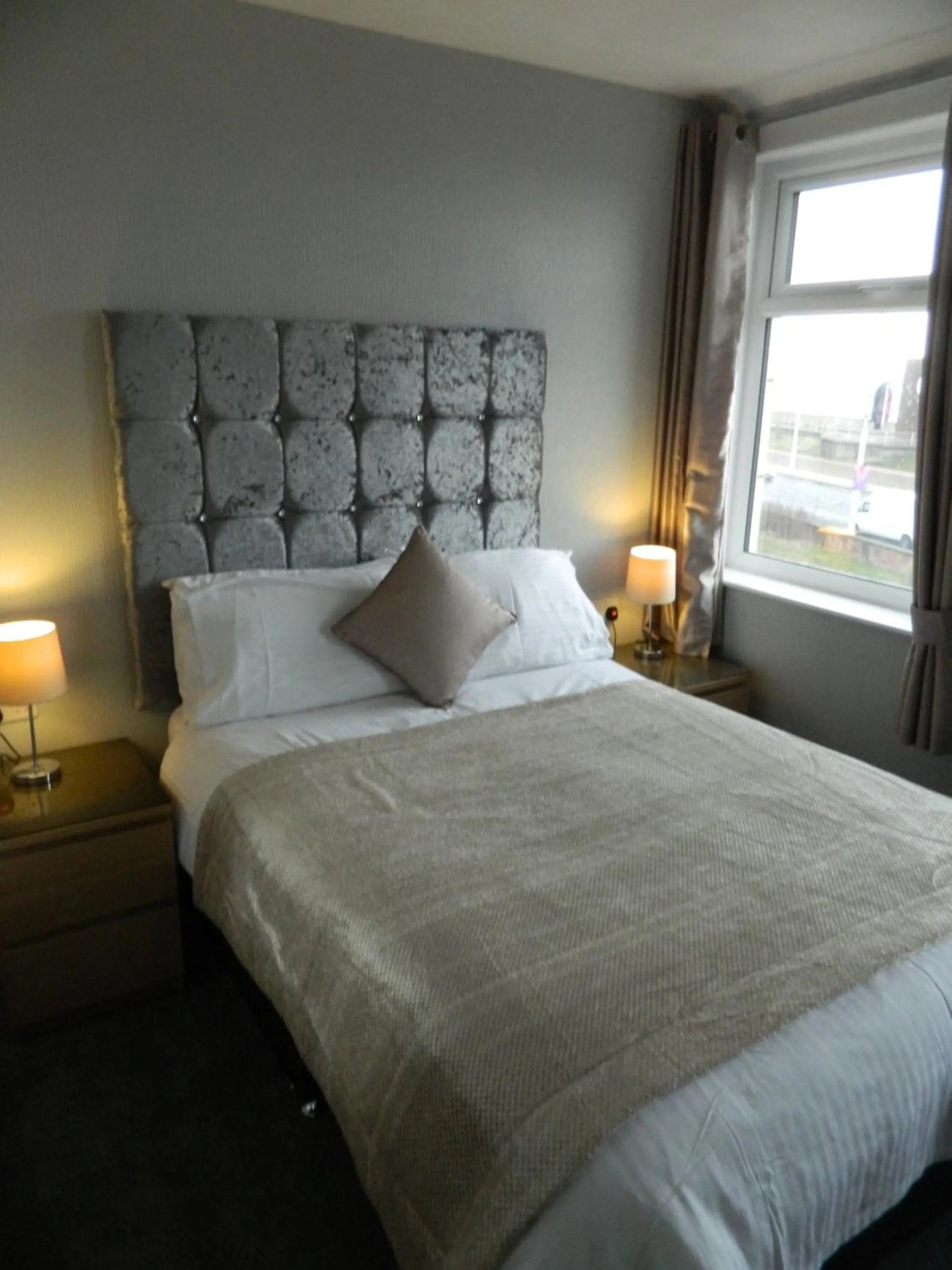 Bathroom, Bed in Ocean Bay