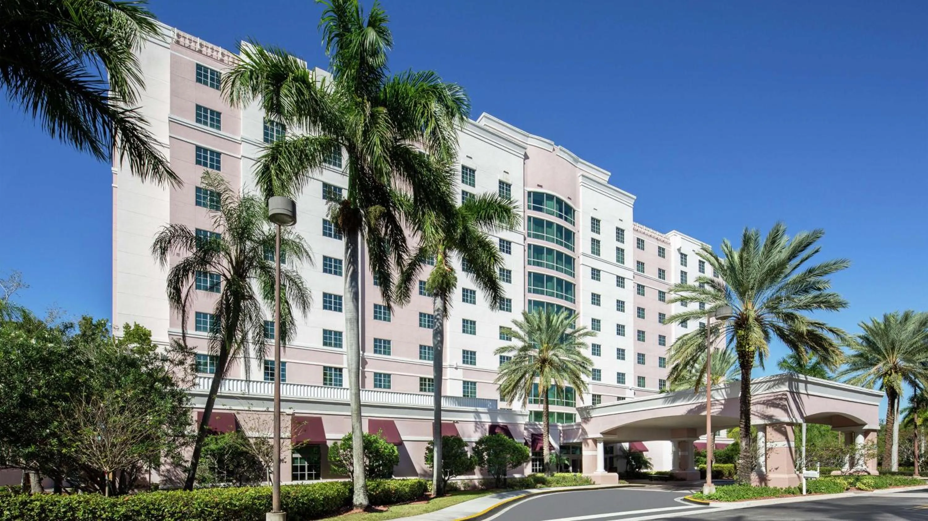 Property building in DoubleTree by Hilton Sunrise - Sawgrass Mills