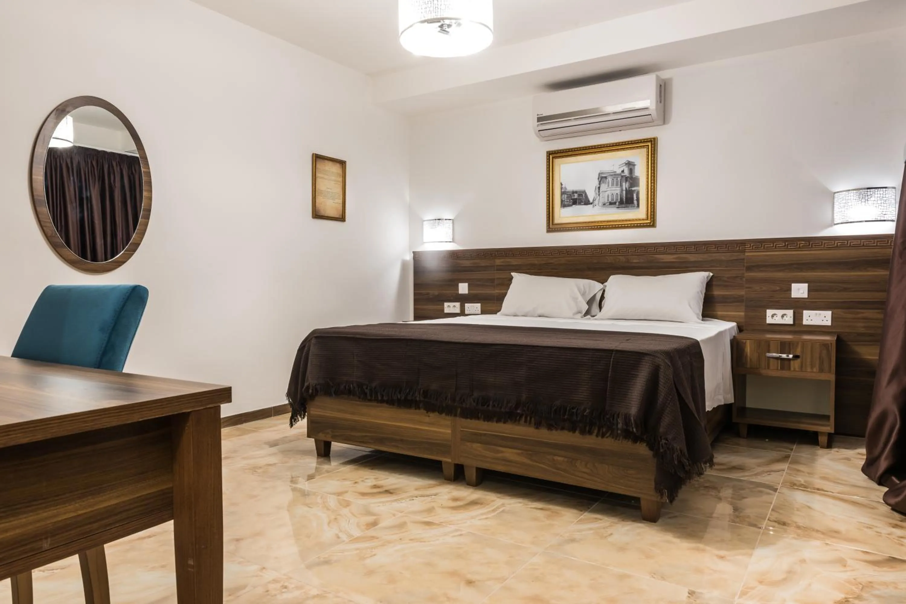 Photo of the whole room in Slimiza Suites