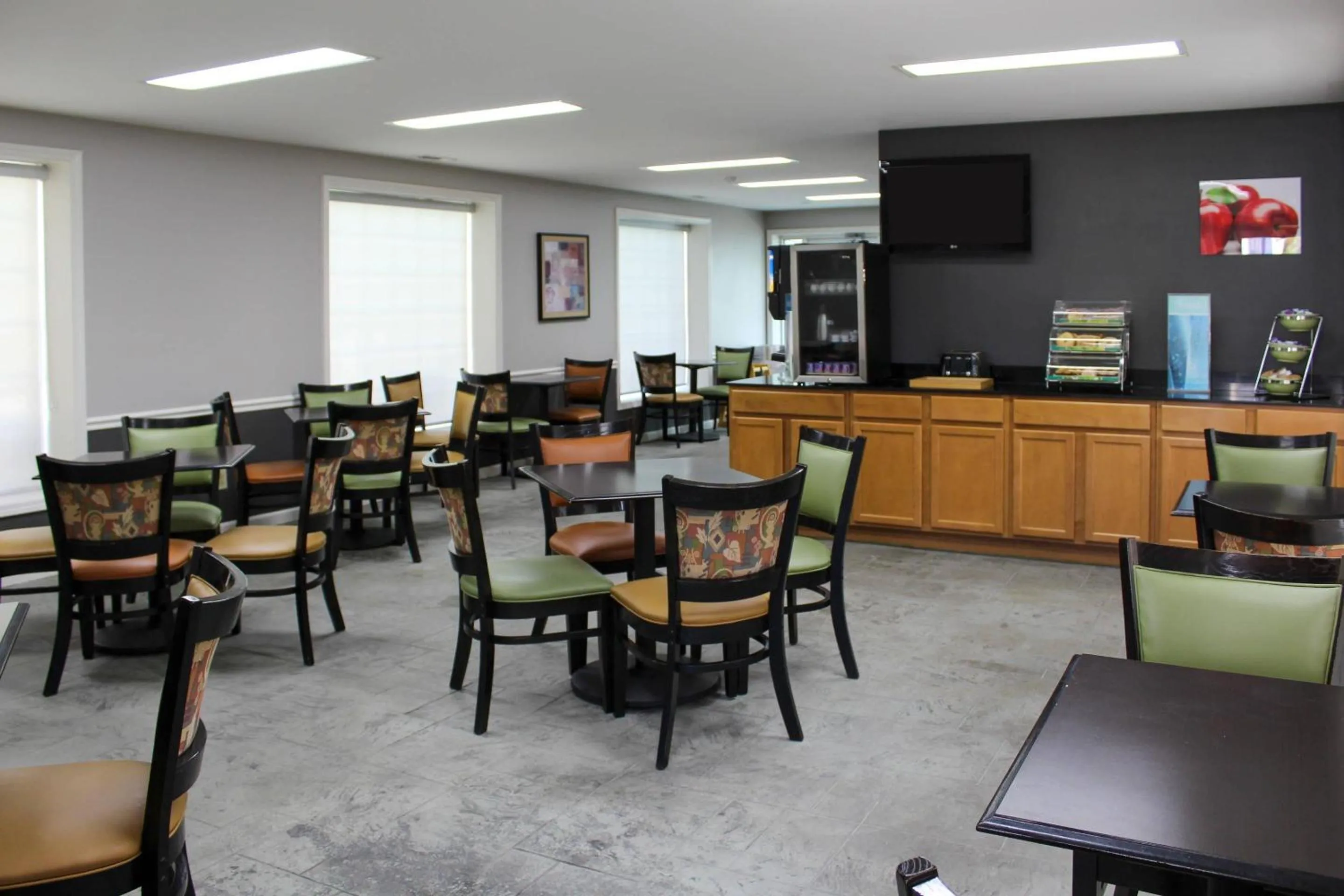 Breakfast in Quality Inn Crossville Near Cumberland Mountain State Park