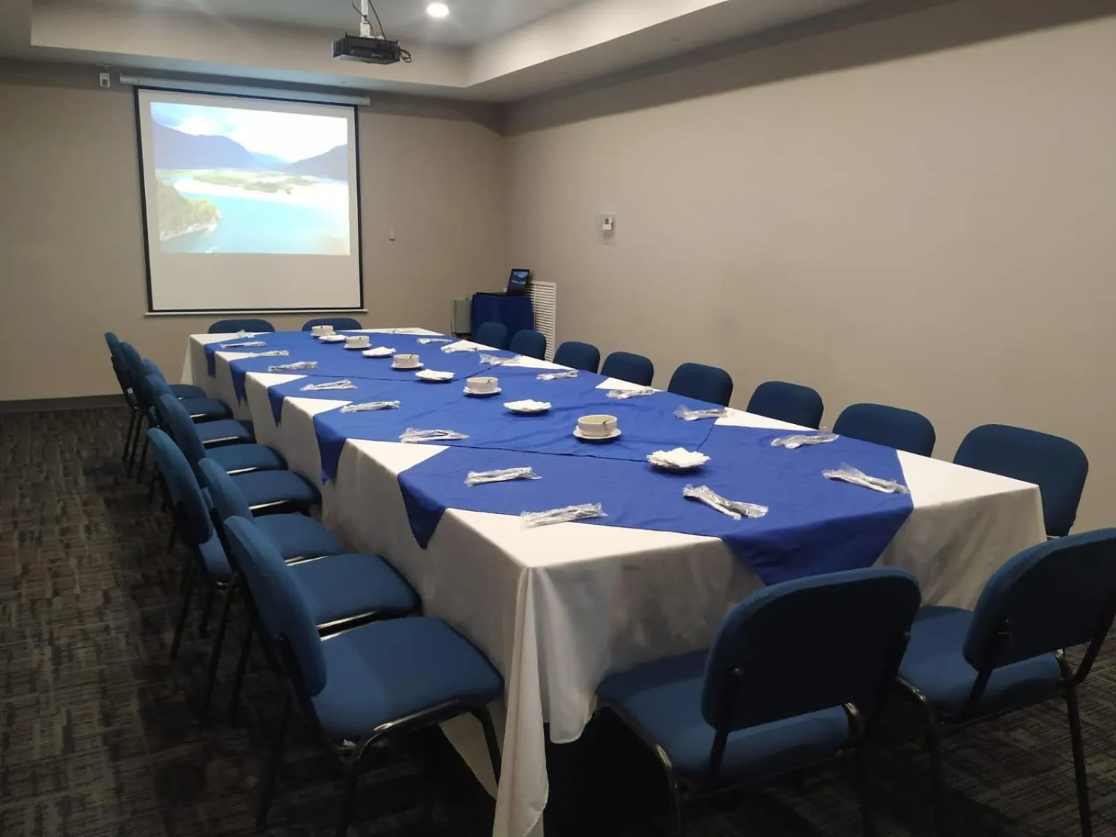 Communal lounge/ TV room in Best Western Santorin