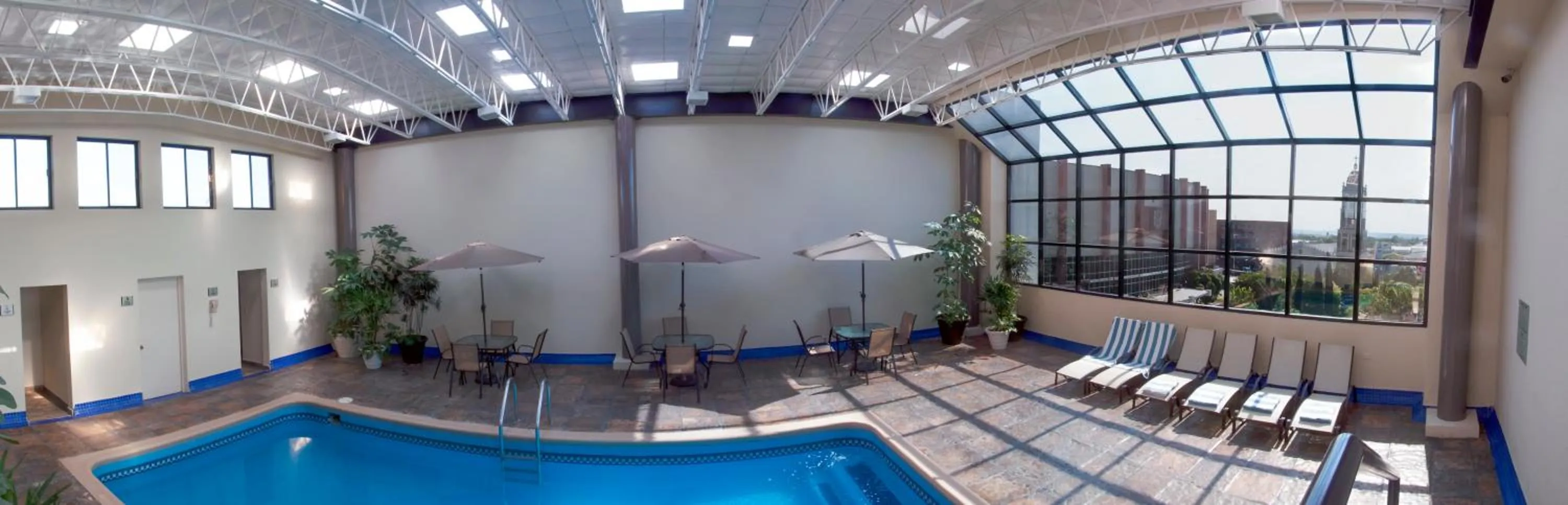 Swimming pool in Everest Ciudad Victoria