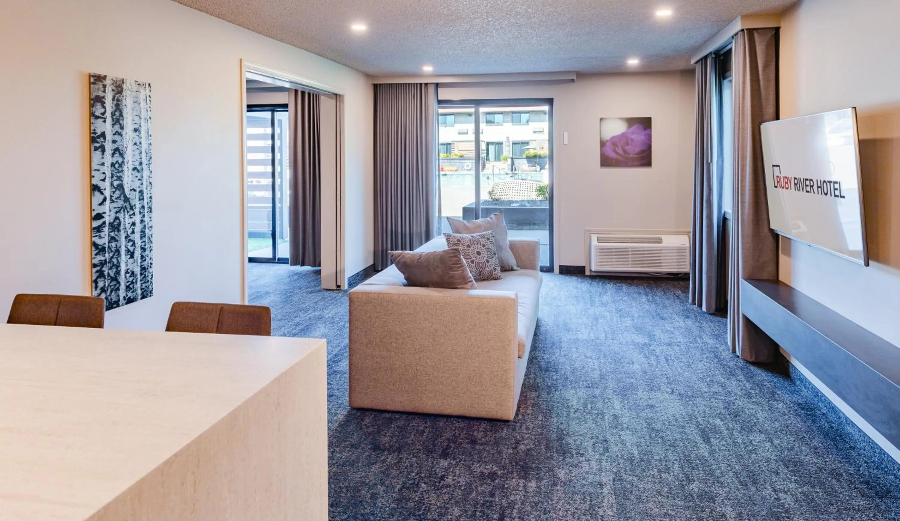 Living room in Ruby River Hotel