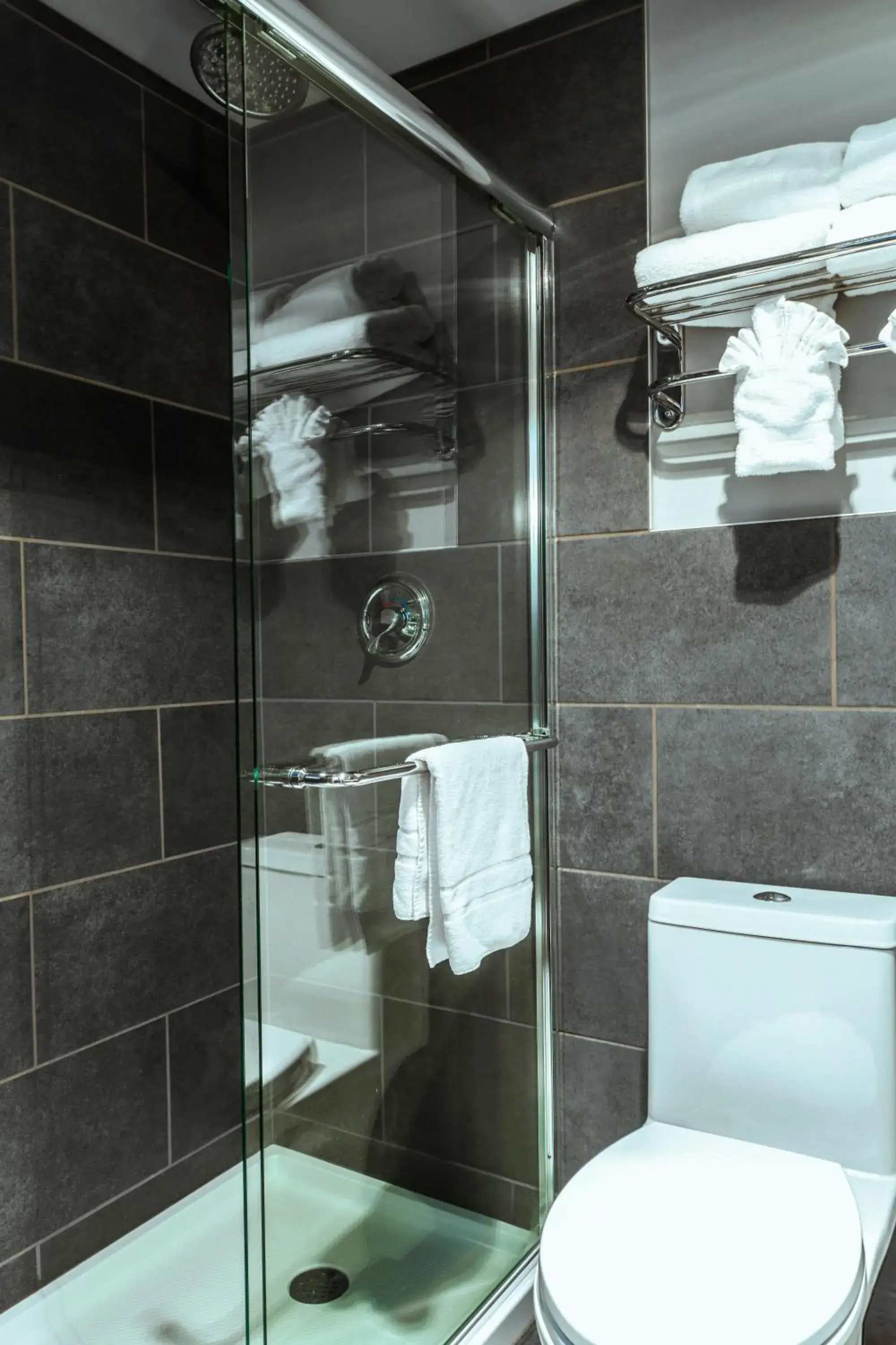 Queen Room with Two Queen Beds in Ruby River Hotel Queen Room with Two Queen Beds in Ruby River Hotel