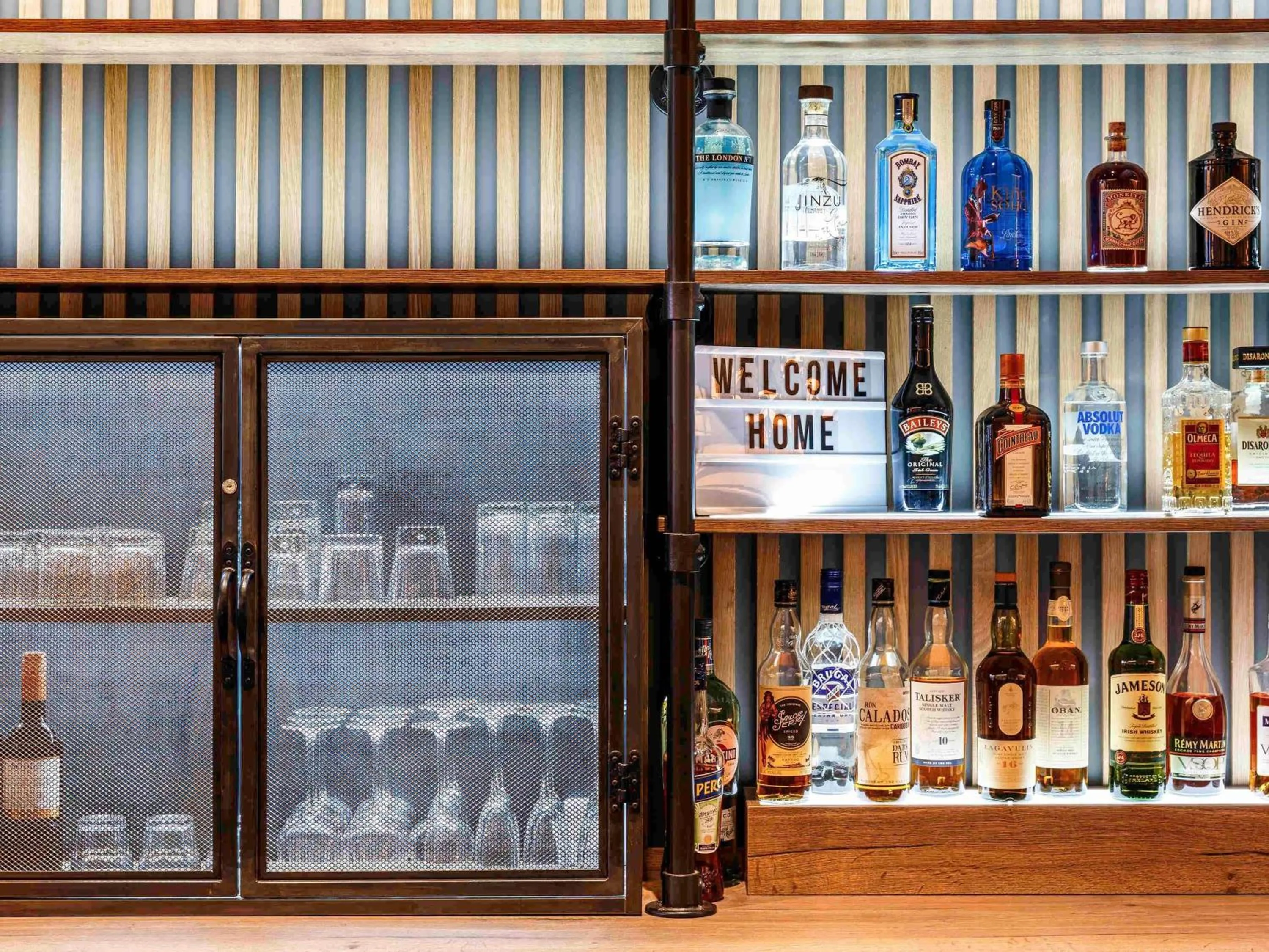 Lounge or bar in ibis Styles London Gloucester Road