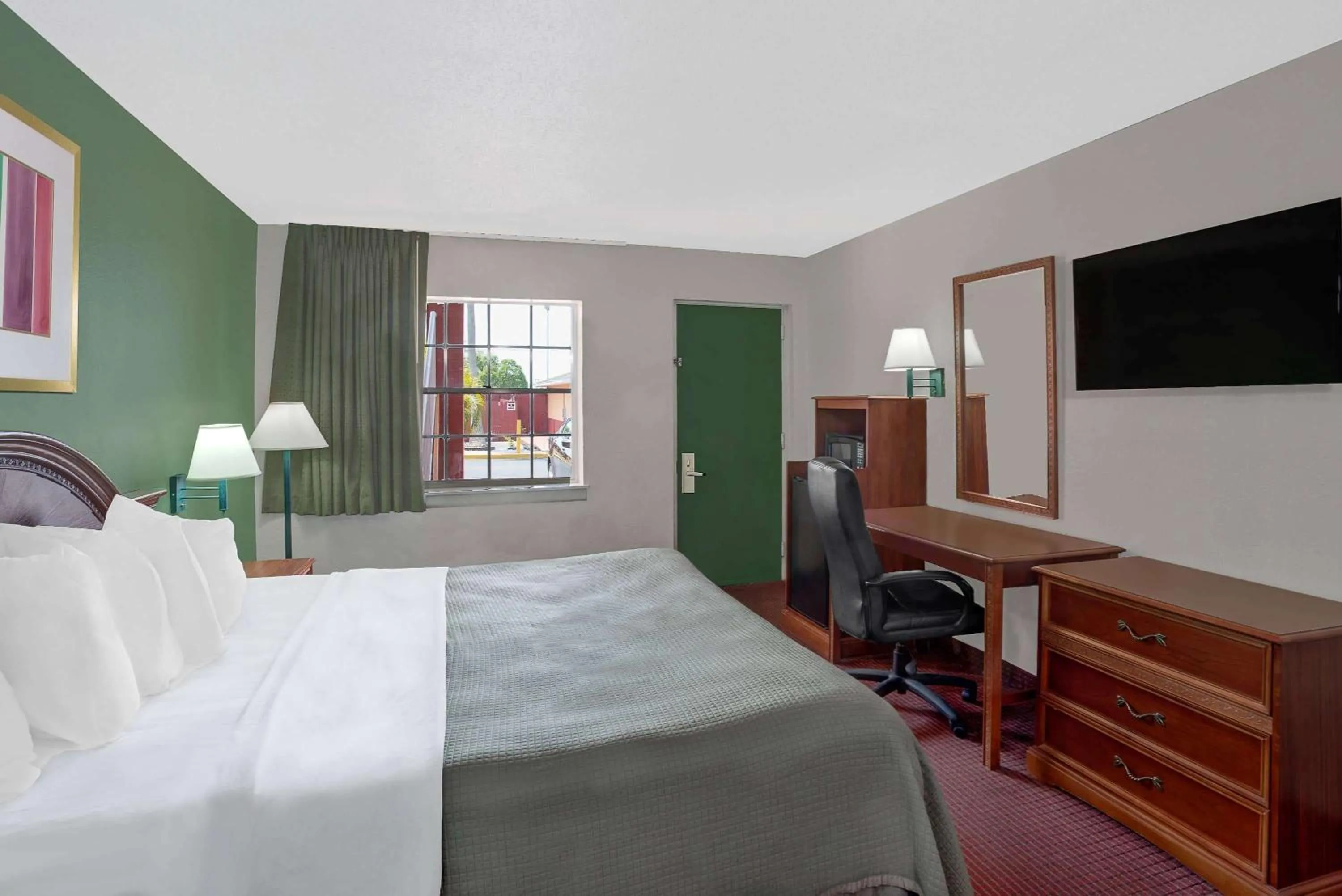 Photo of the whole room, Bed in Howard Johnson by Wyndham Ft. Myers FL