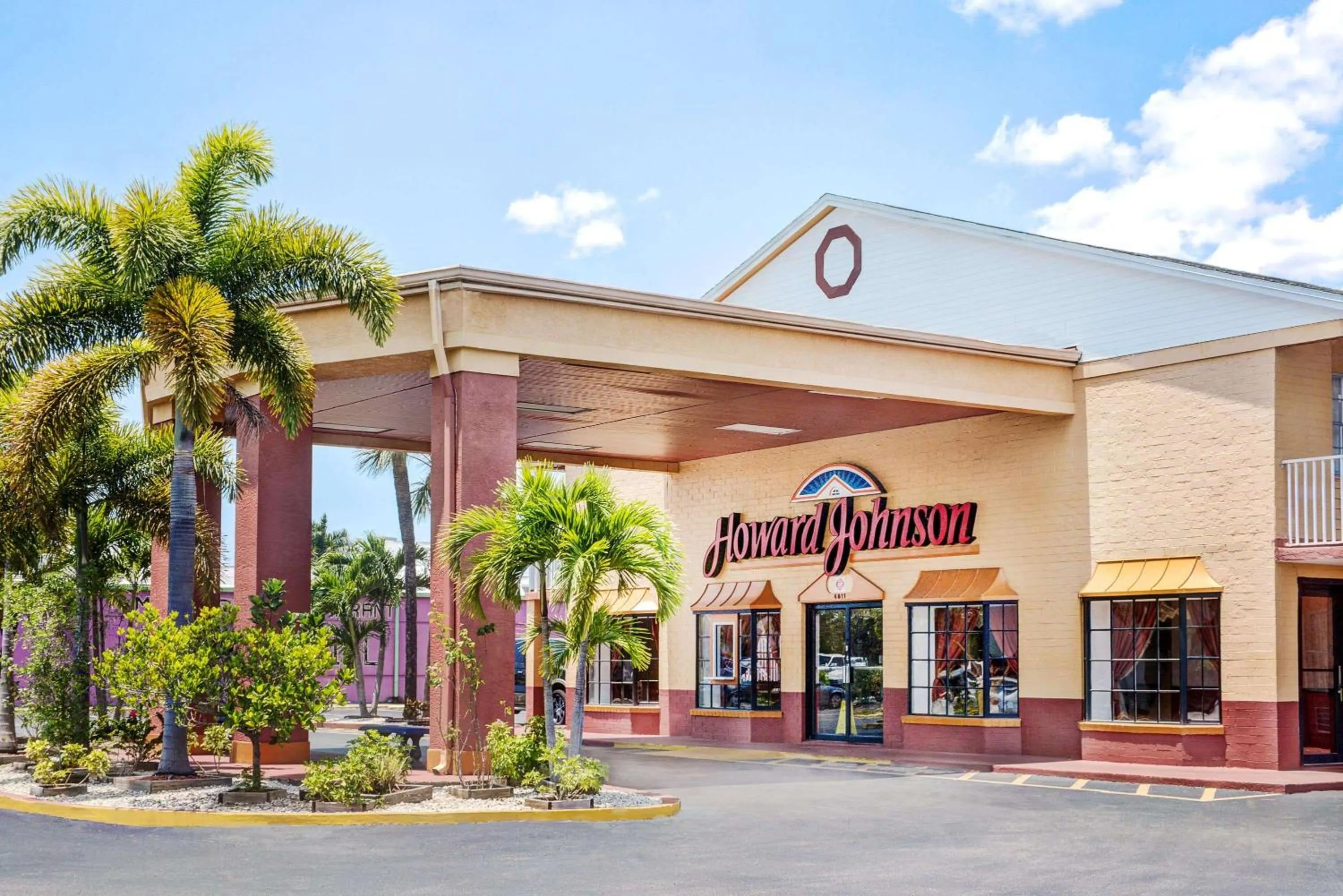 Property building in Howard Johnson by Wyndham Ft. Myers FL