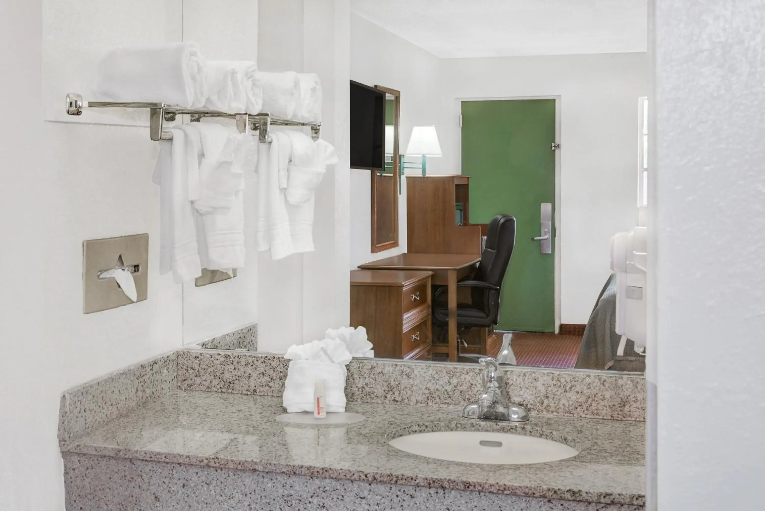 King Room -Smoking in Howard Johnson by Wyndham Ft. Myers FL King Room -Smoking in Howard Johnson by Wyndham Ft. Myers FL