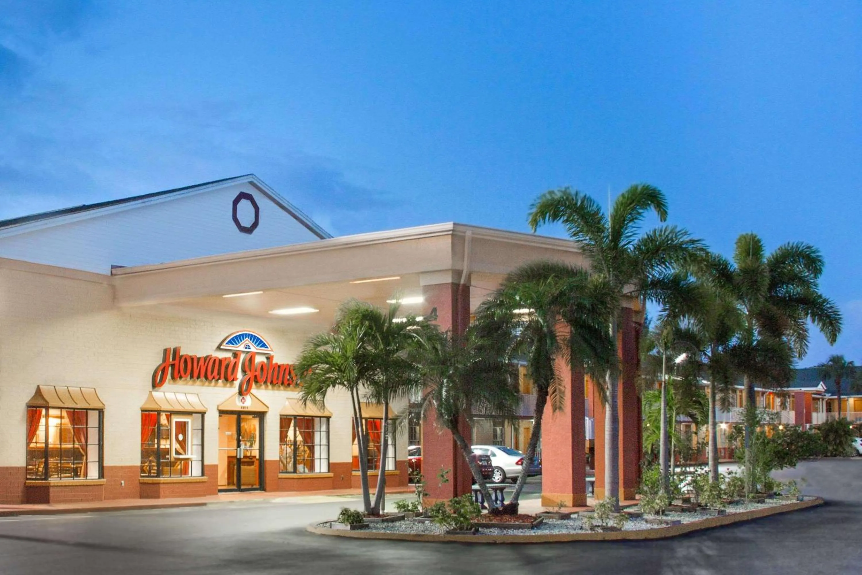 Property building in Howard Johnson by Wyndham Ft. Myers FL