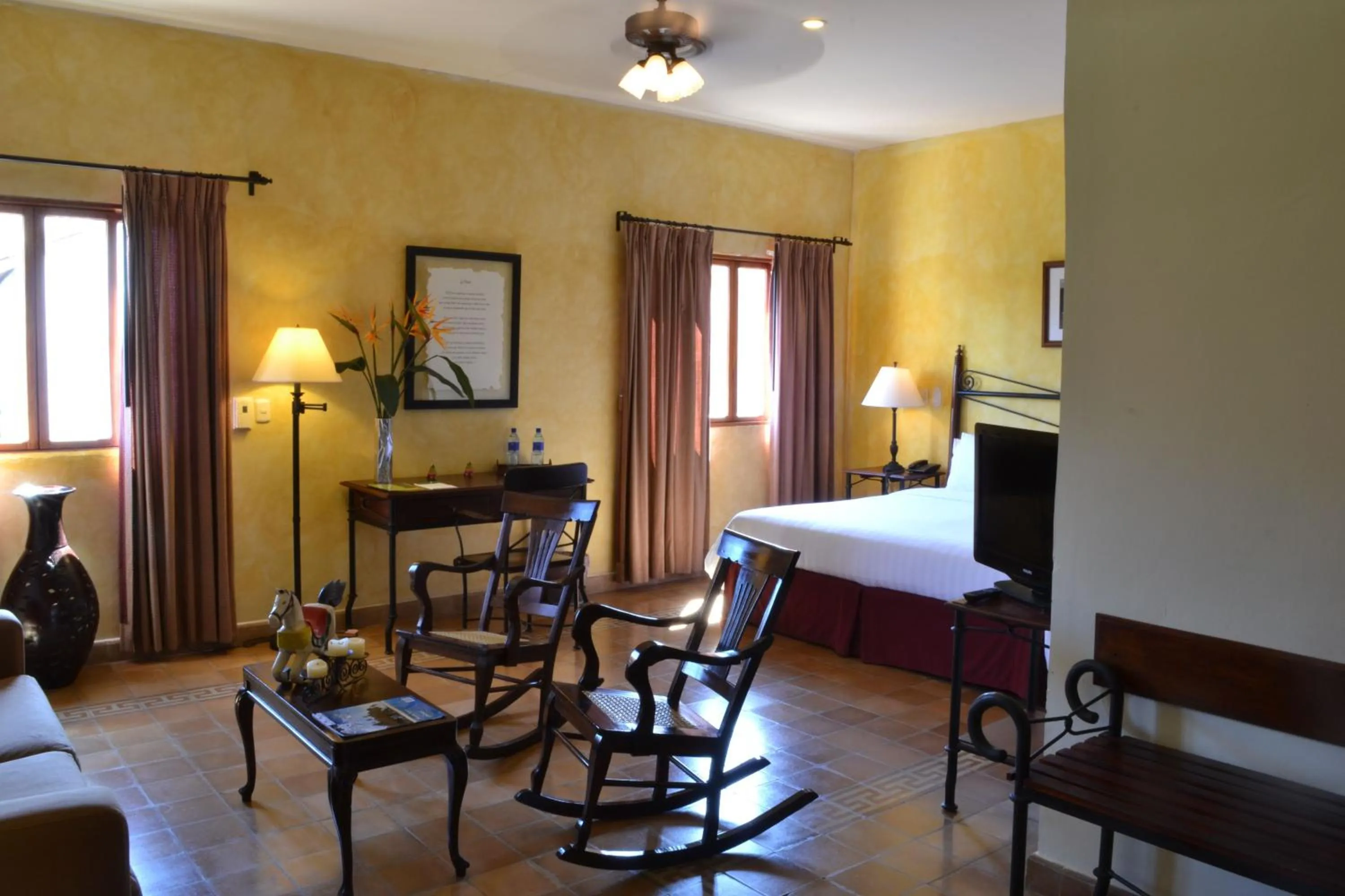 Living room, Bed in Hotel Dario Granada