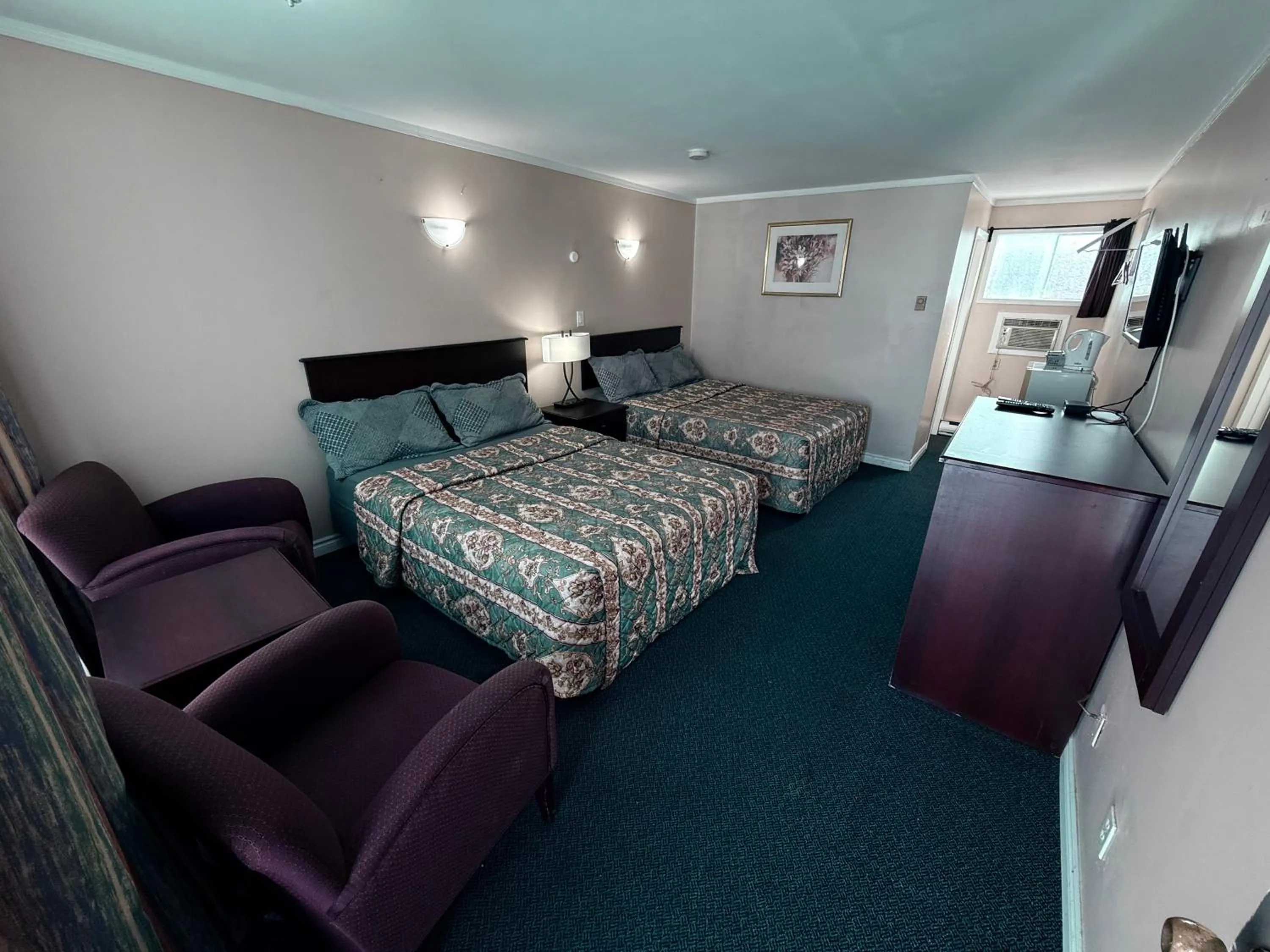 Bed in Guest Inn Motel