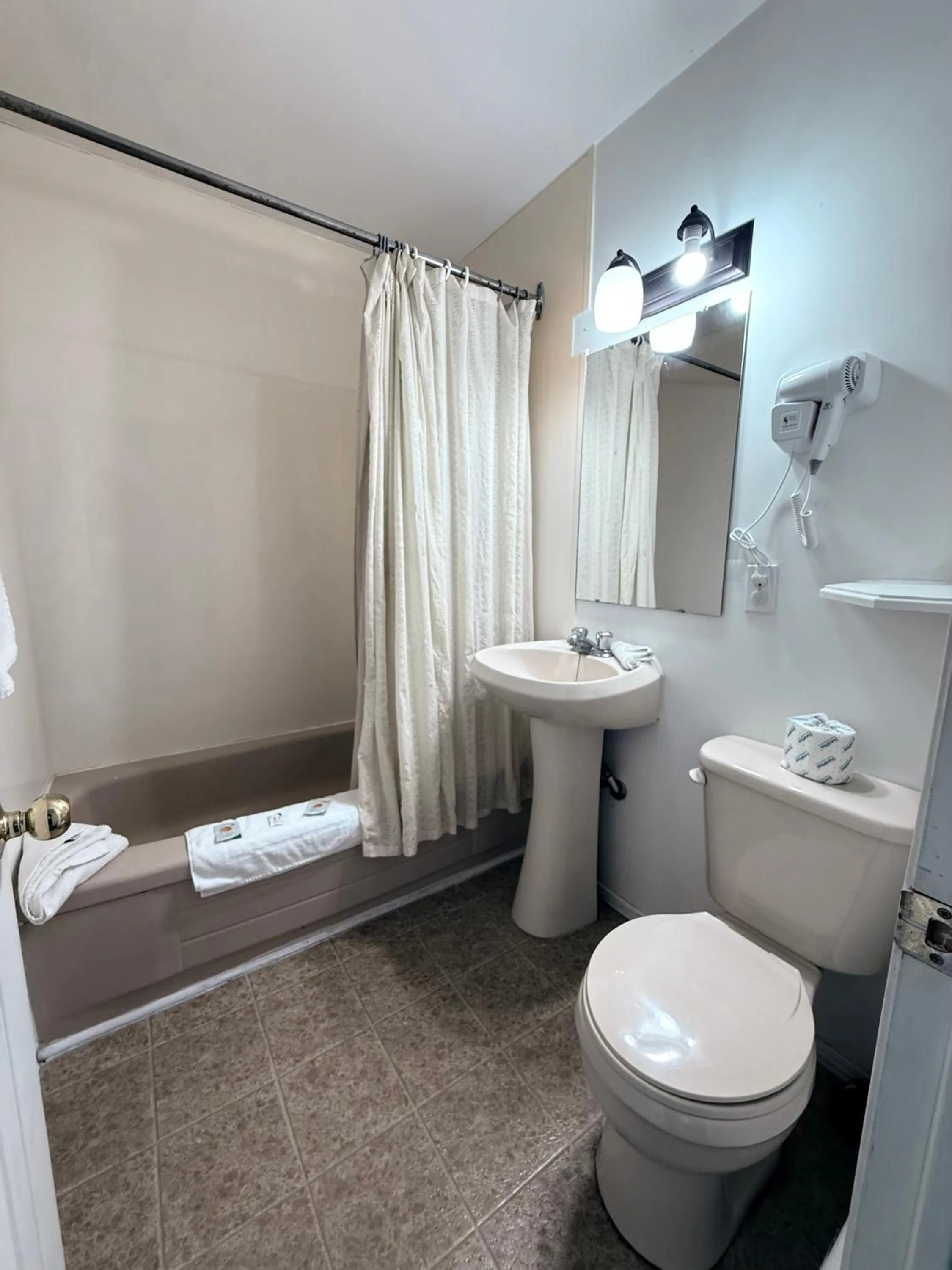 Shower in Guest Inn Motel