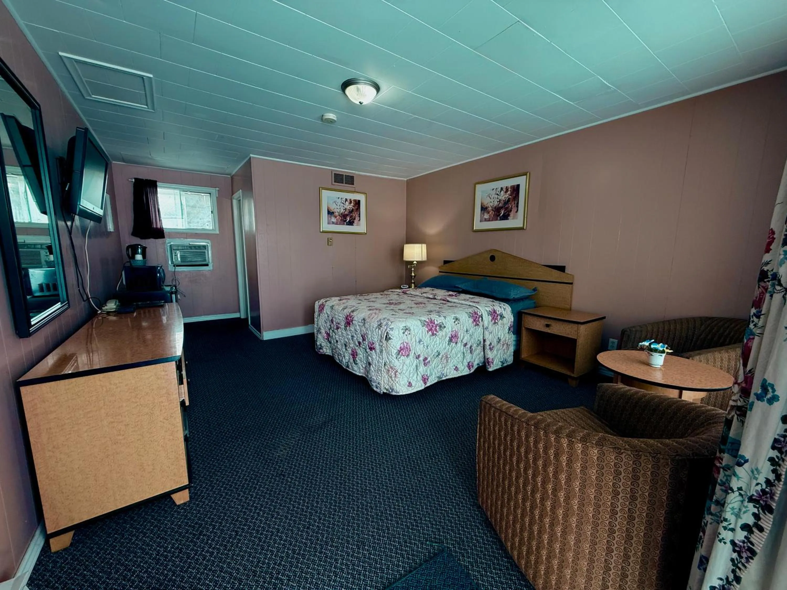 Bed in Guest Inn Motel