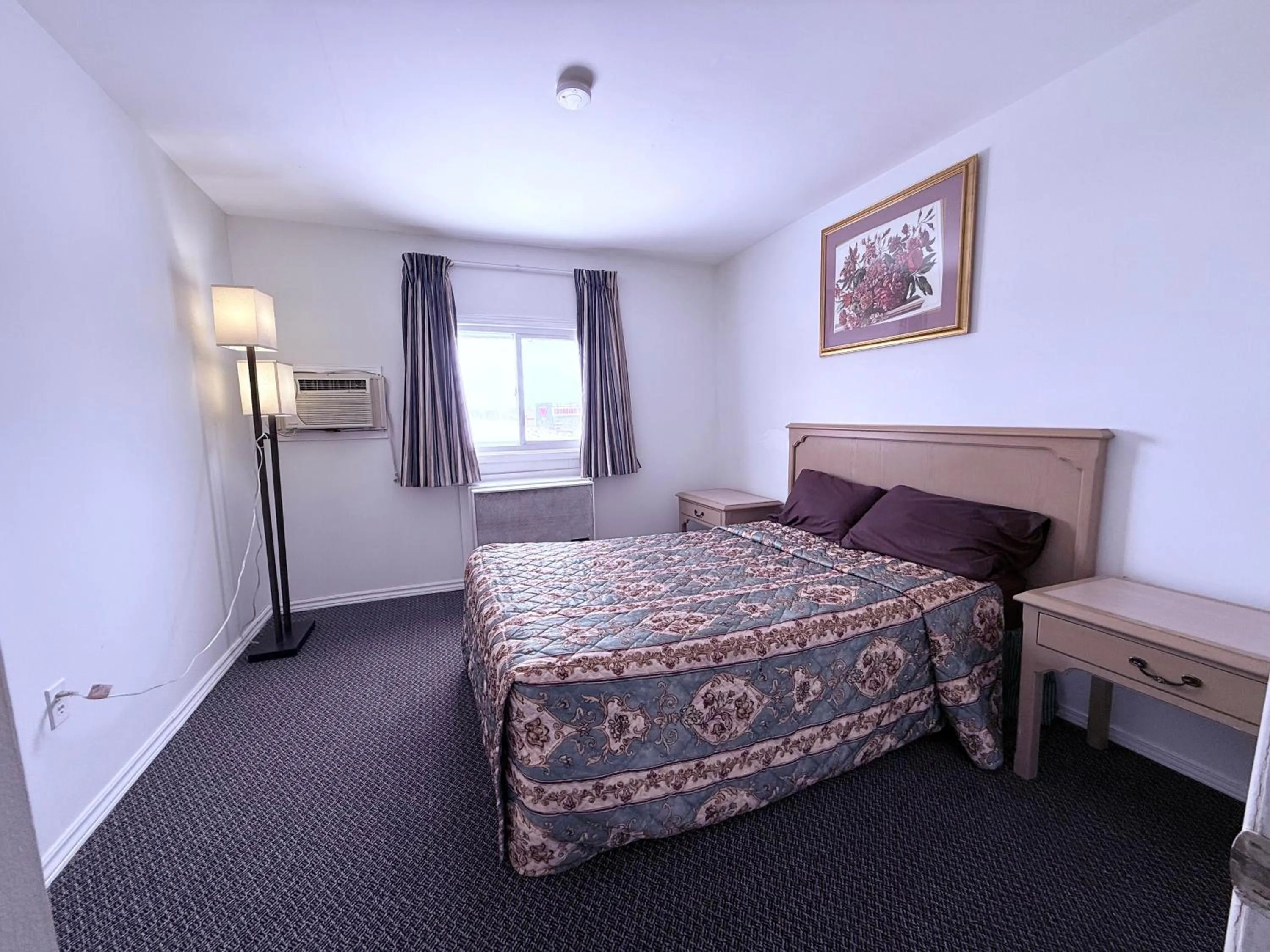 Bed in Guest Inn Motel