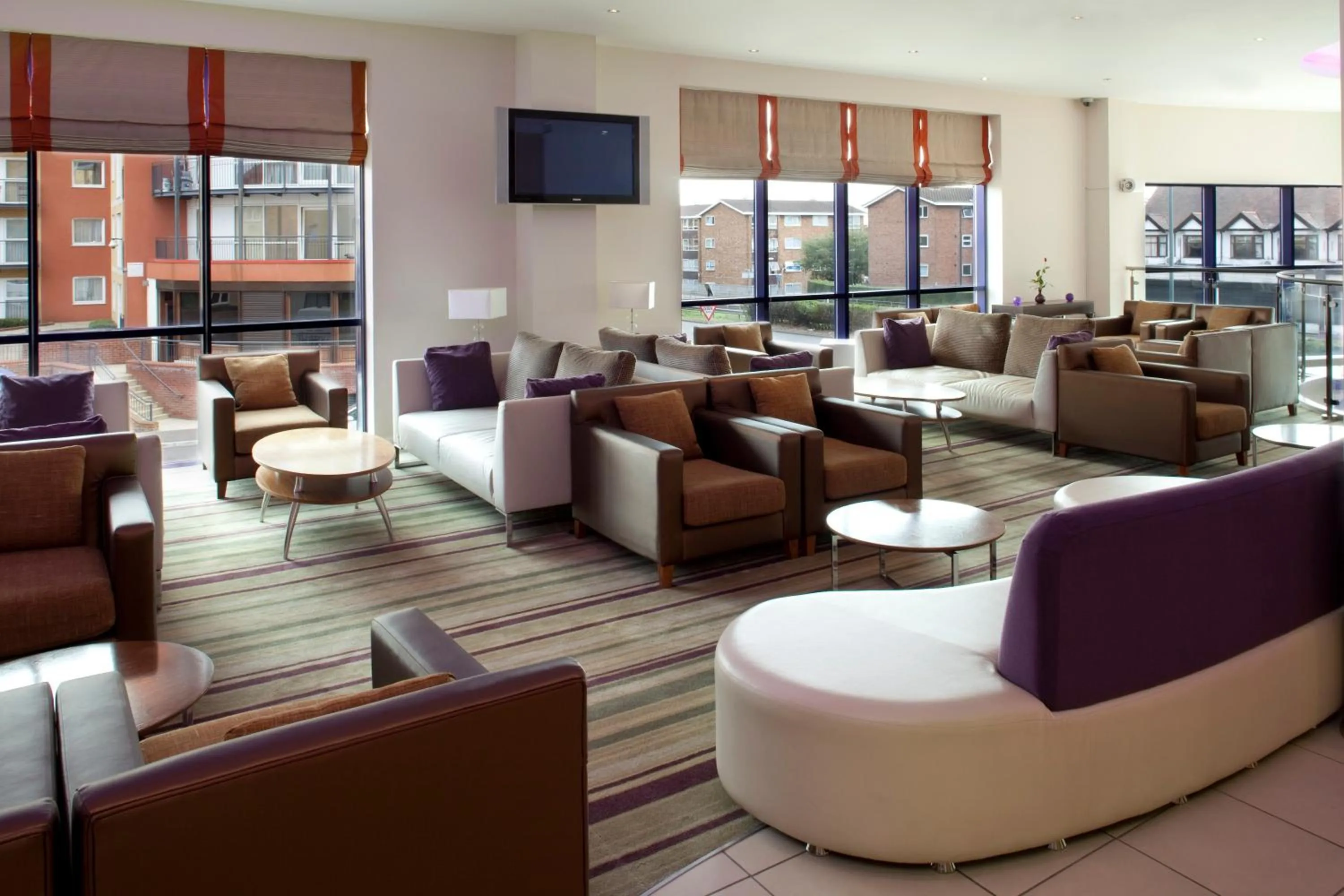 Lounge or bar, Lounge/Bar in Holiday Inn Express London - Newbury Park, an IHG Hotel