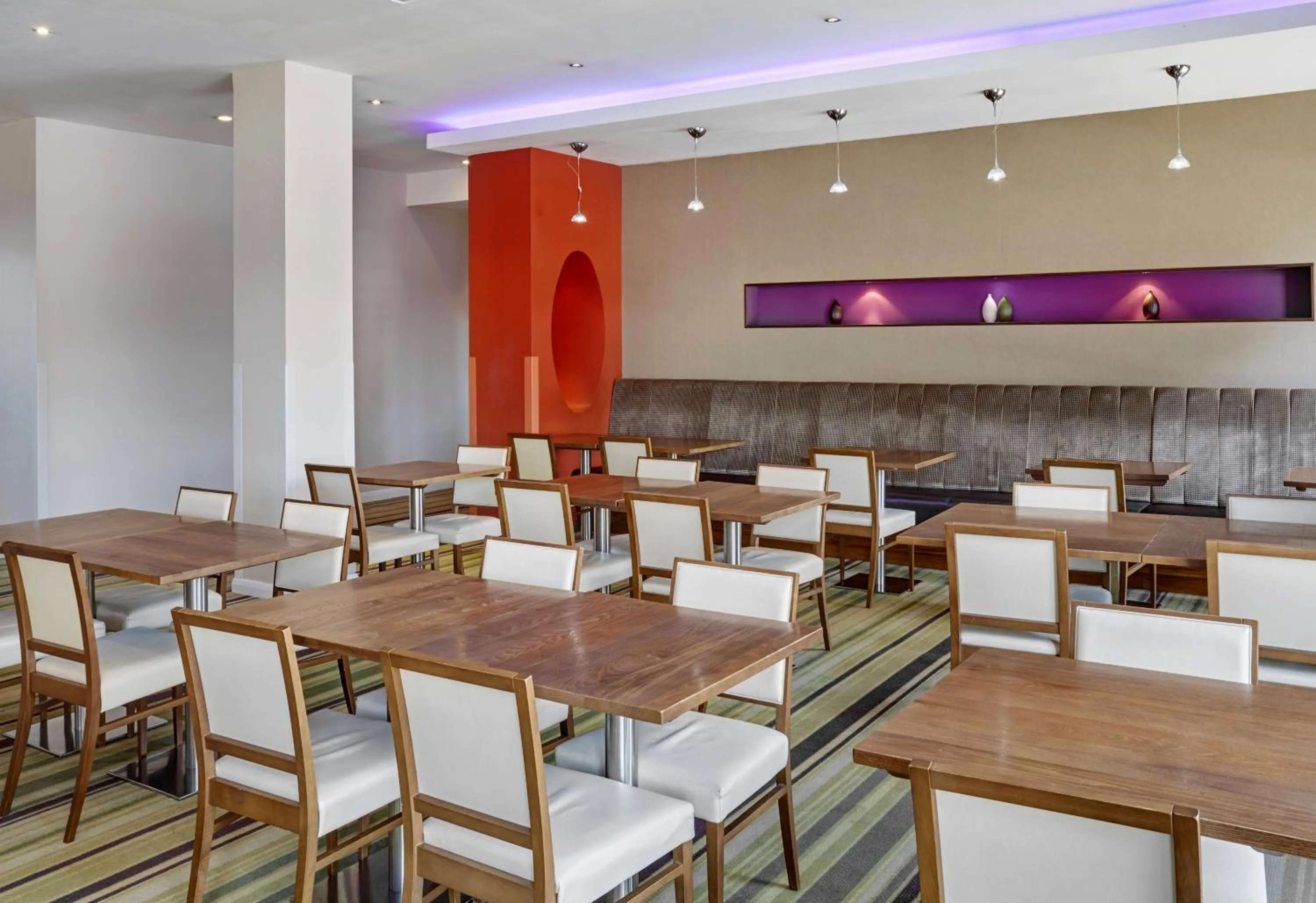 Restaurant/Places to Eat in Holiday Inn Express London - Newbury Park, an IHG Hotel