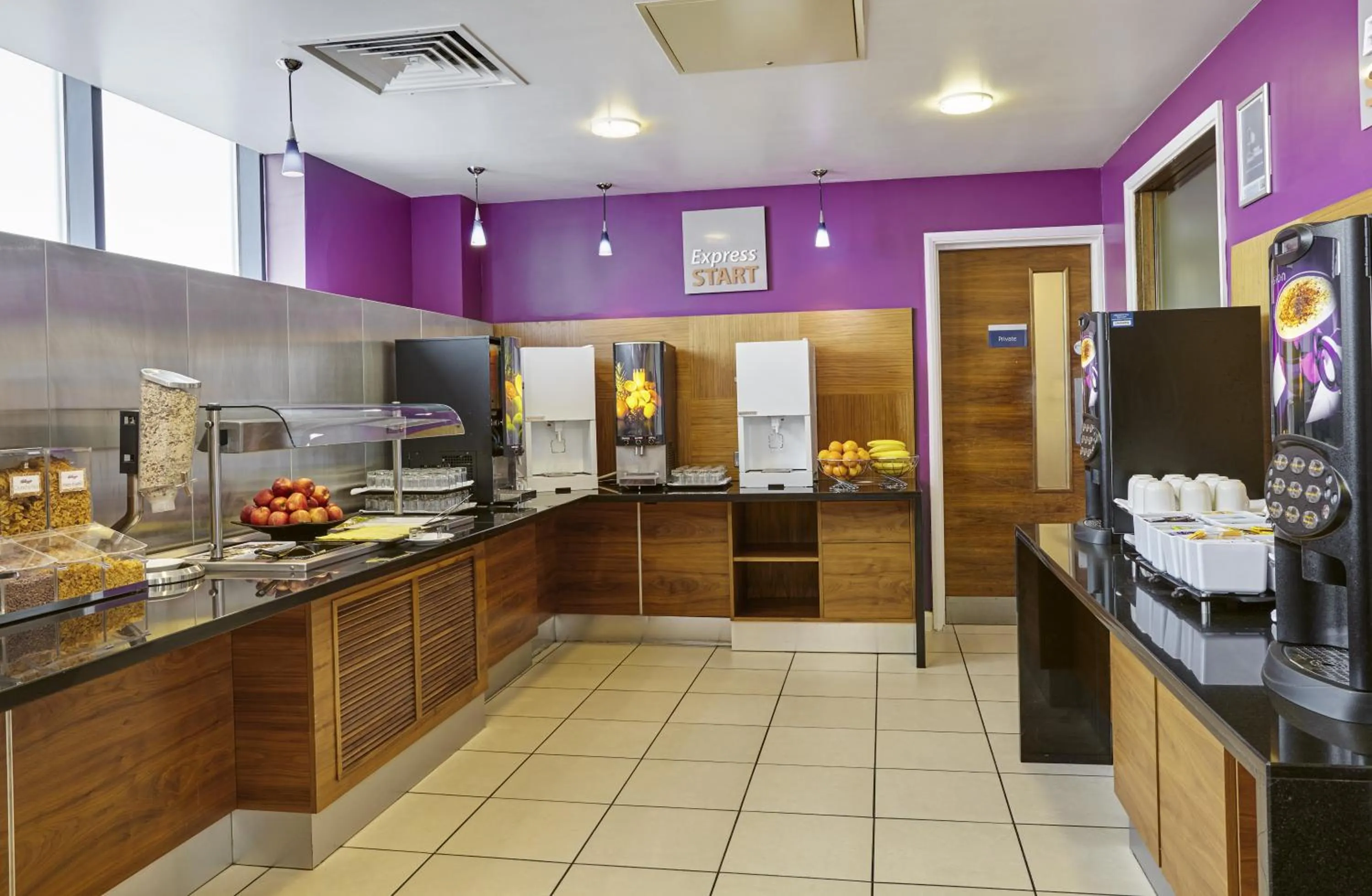 Breakfast, Kitchen/Kitchenette in Holiday Inn Express London - Newbury Park, an IHG Hotel