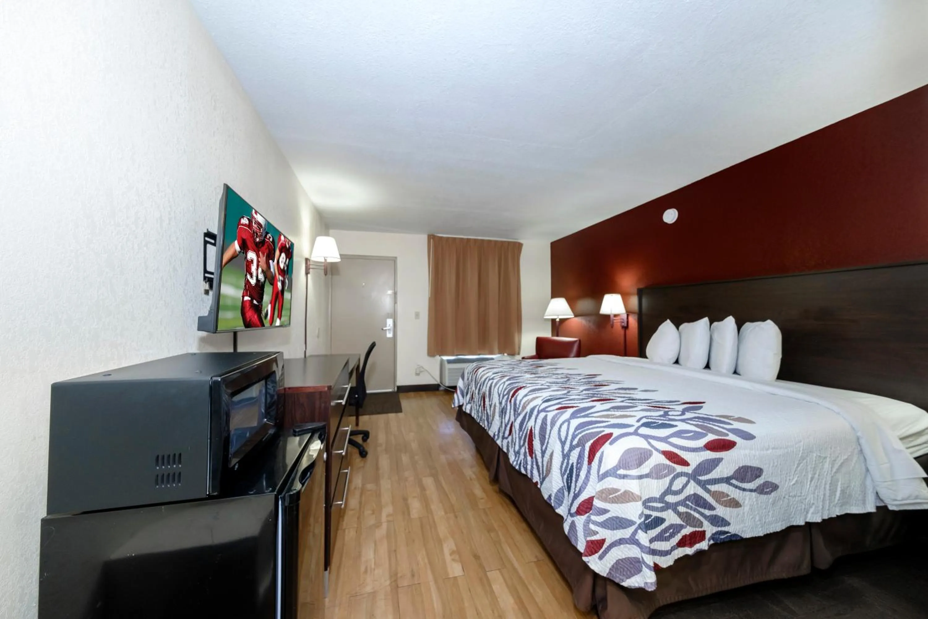 Bedroom, Room Photo in Red Roof Inn Ft. Myers