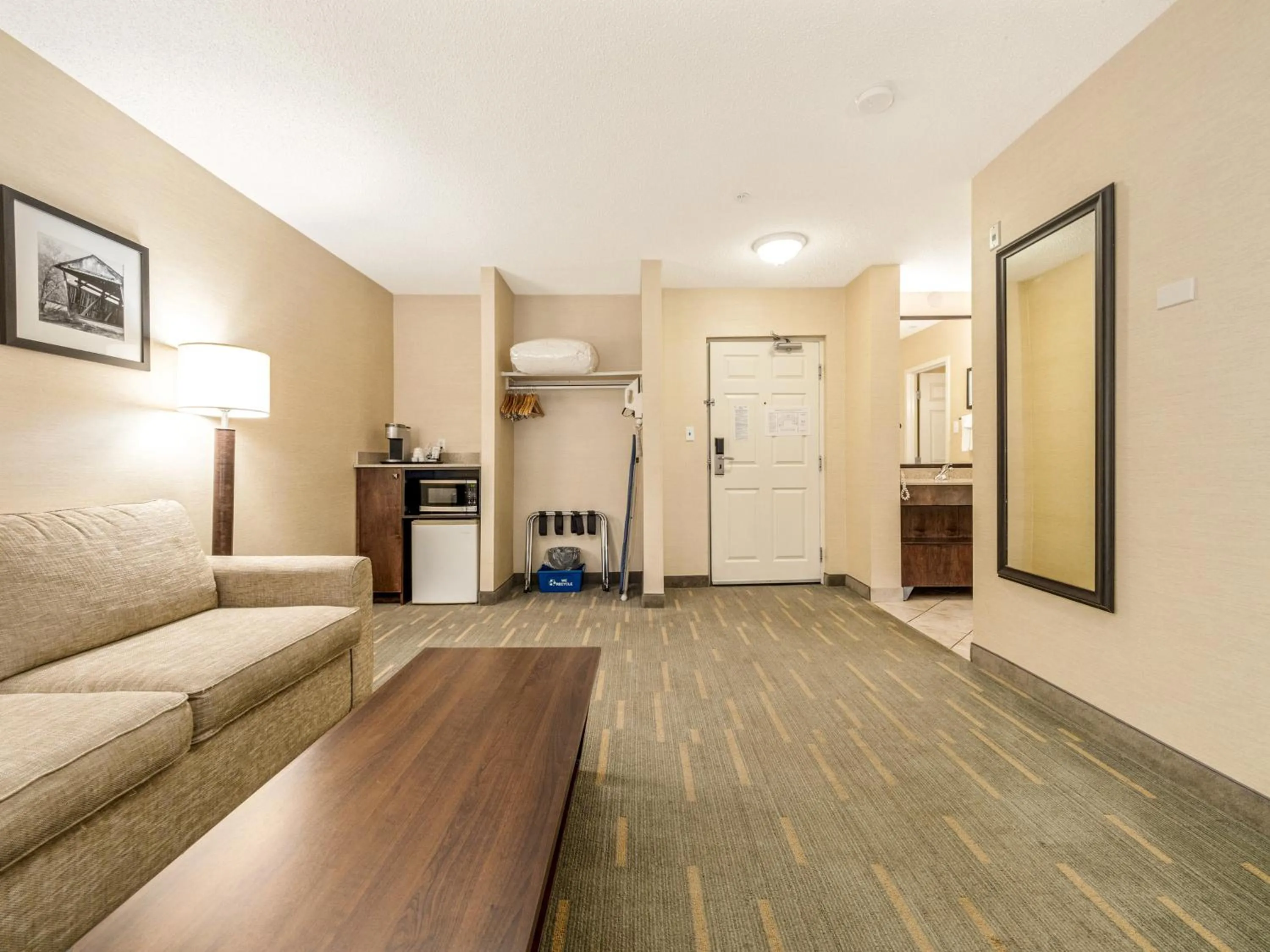 Coffee/tea facilities in Holiday Inn Lethbridge by IHG