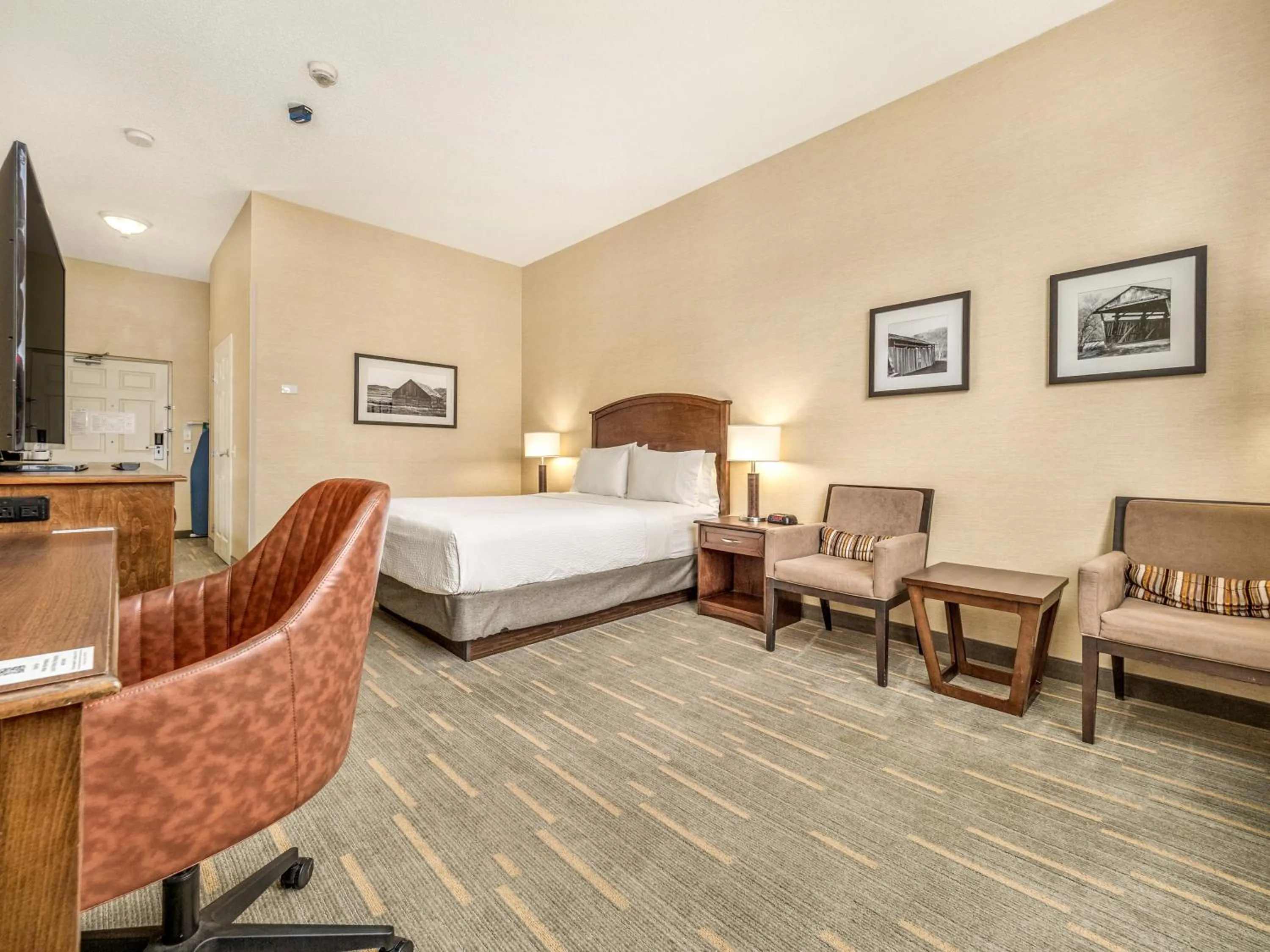 Bed in Holiday Inn Lethbridge by IHG