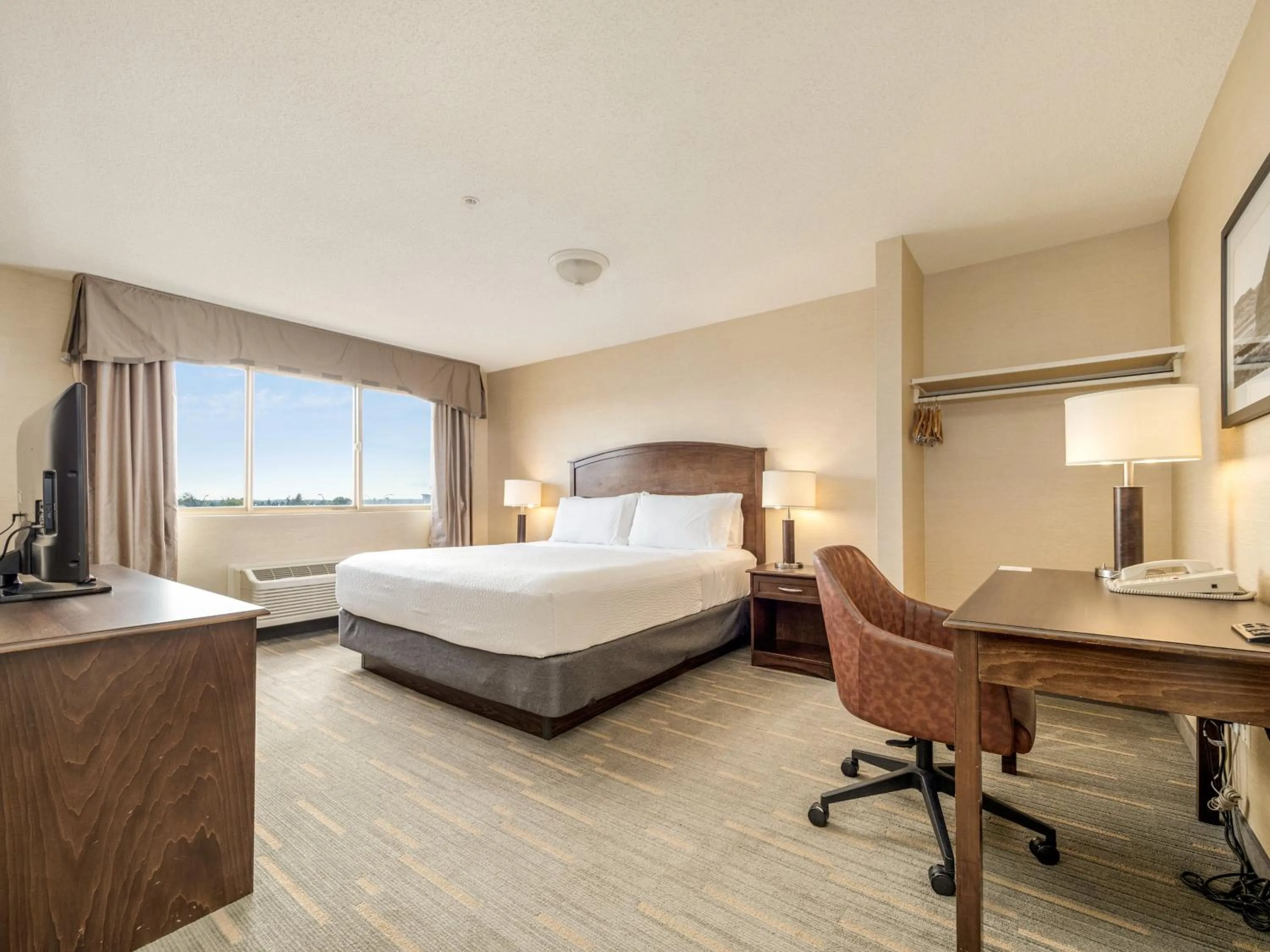 Photo of the whole room, Bed in Holiday Inn Lethbridge by IHG