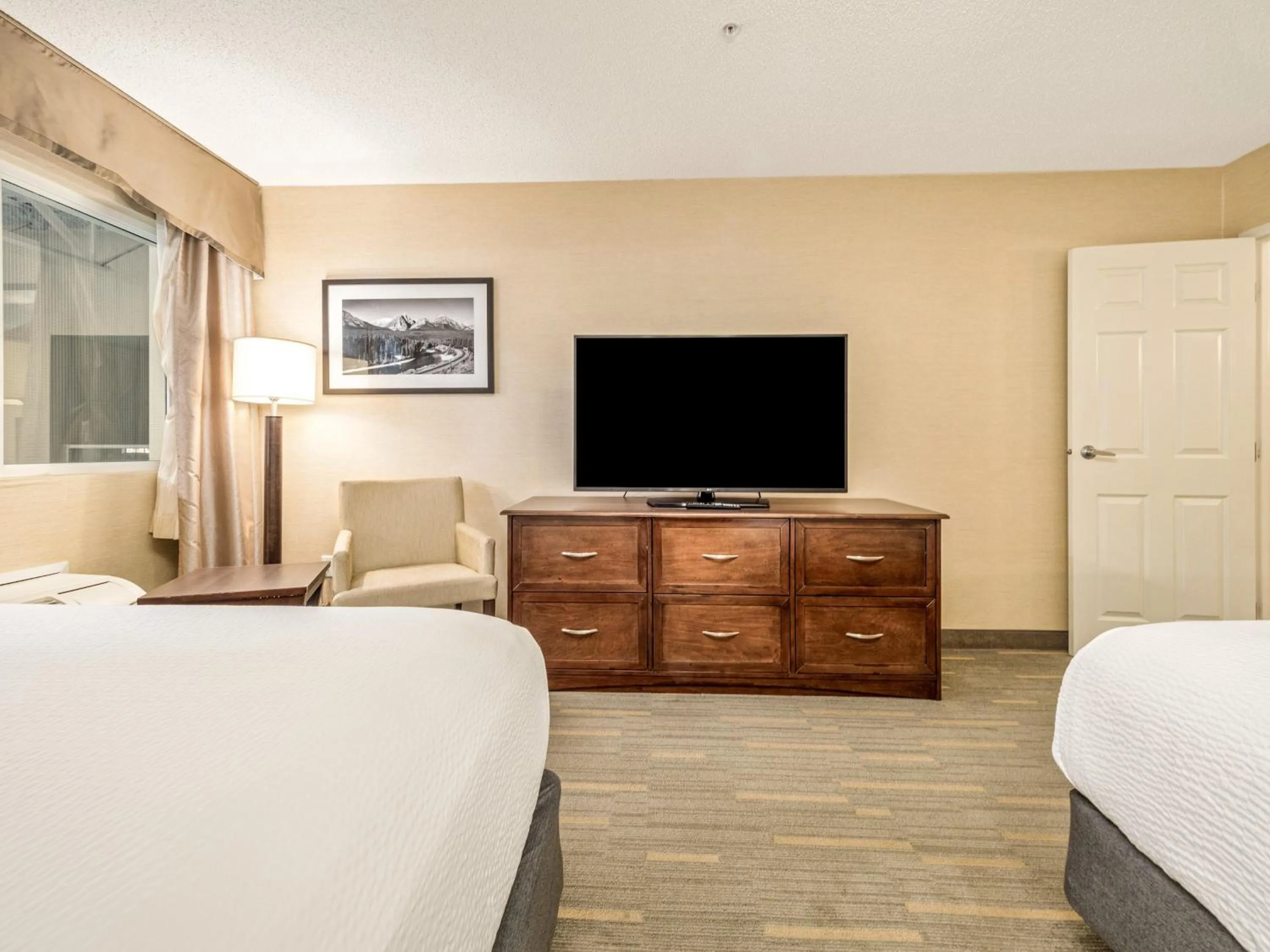 Photo of the whole room, Bed in Holiday Inn Lethbridge by IHG