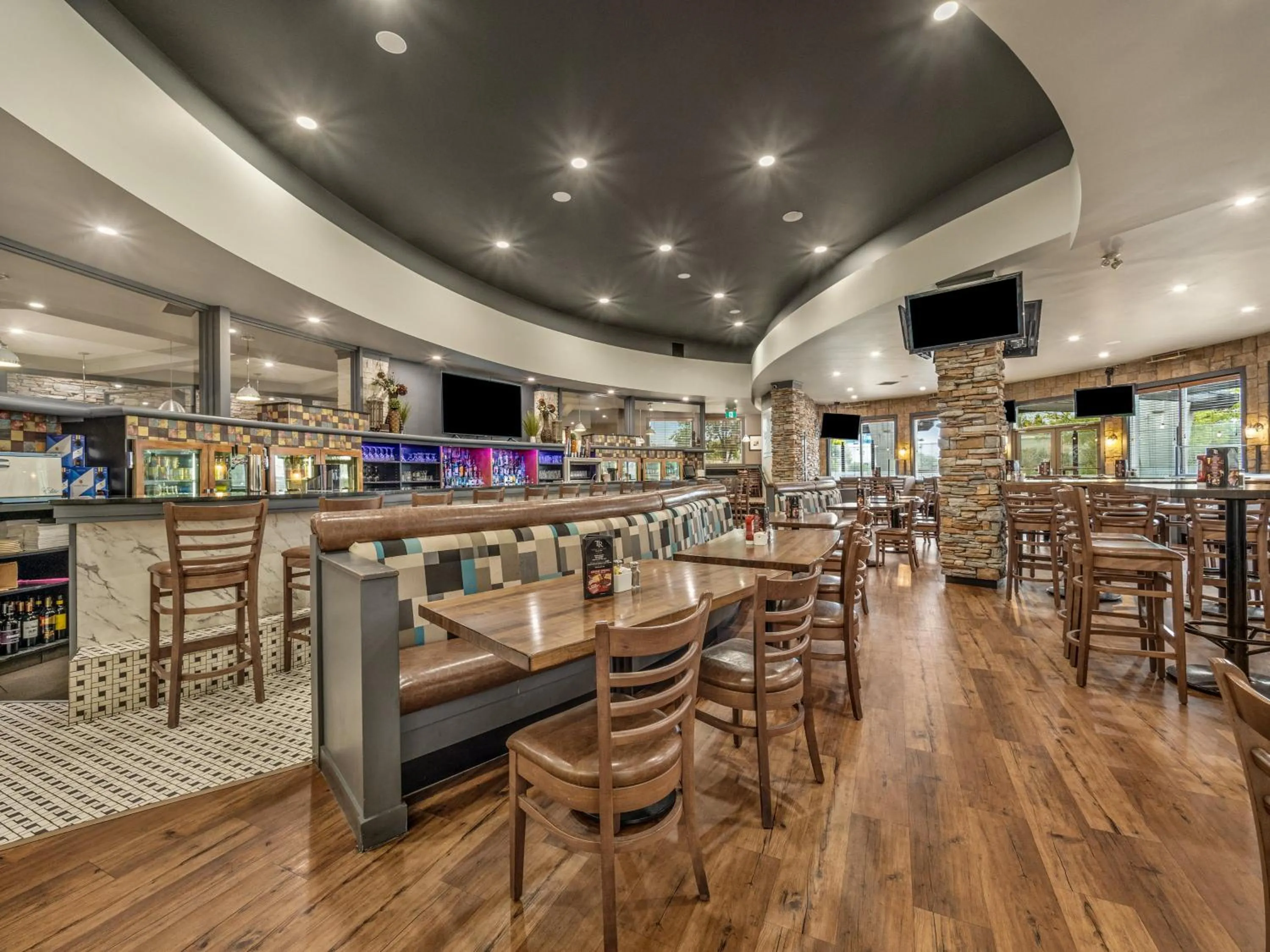 Restaurant/places to eat in Holiday Inn Lethbridge by IHG