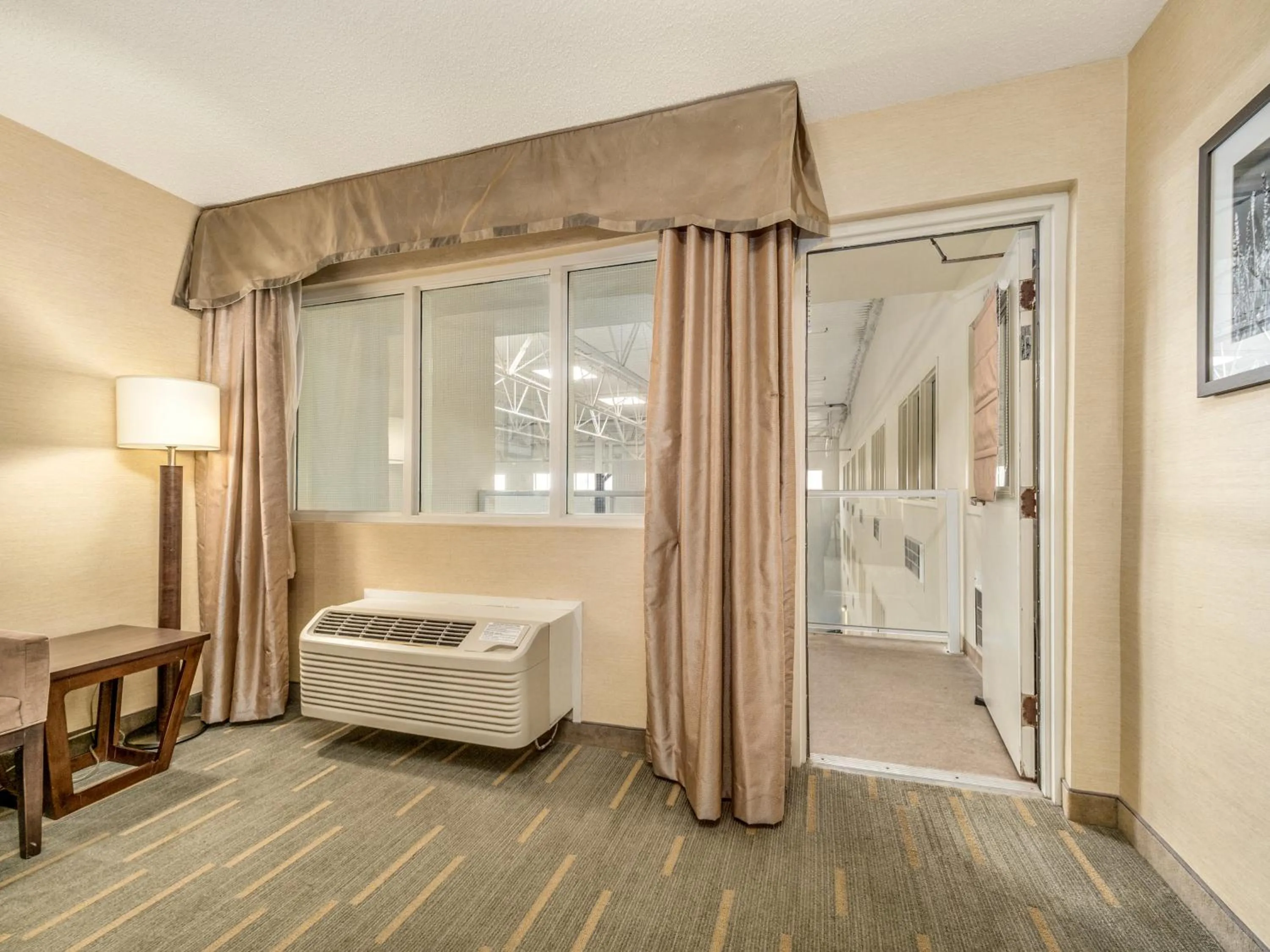 Balcony/Terrace, Bed in Holiday Inn Lethbridge by IHG