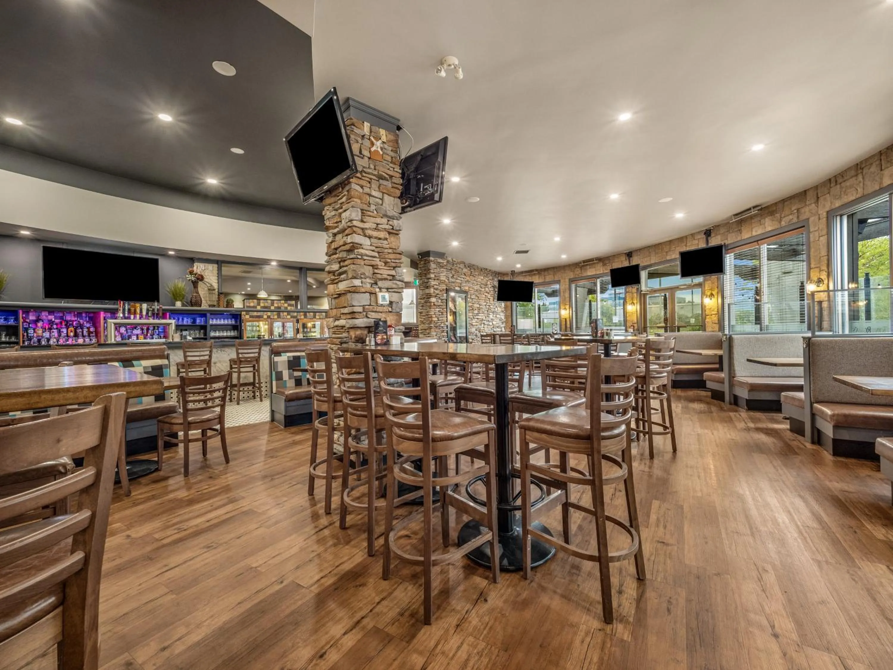 Lounge or bar in Holiday Inn Lethbridge by IHG