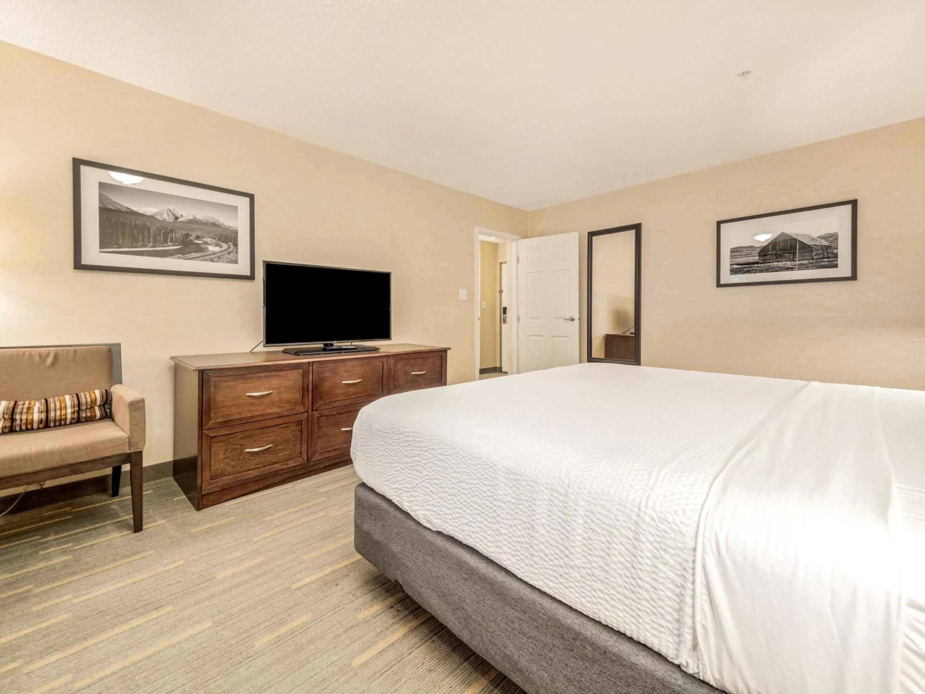 Photo of the whole room, Bed in Holiday Inn Lethbridge by IHG