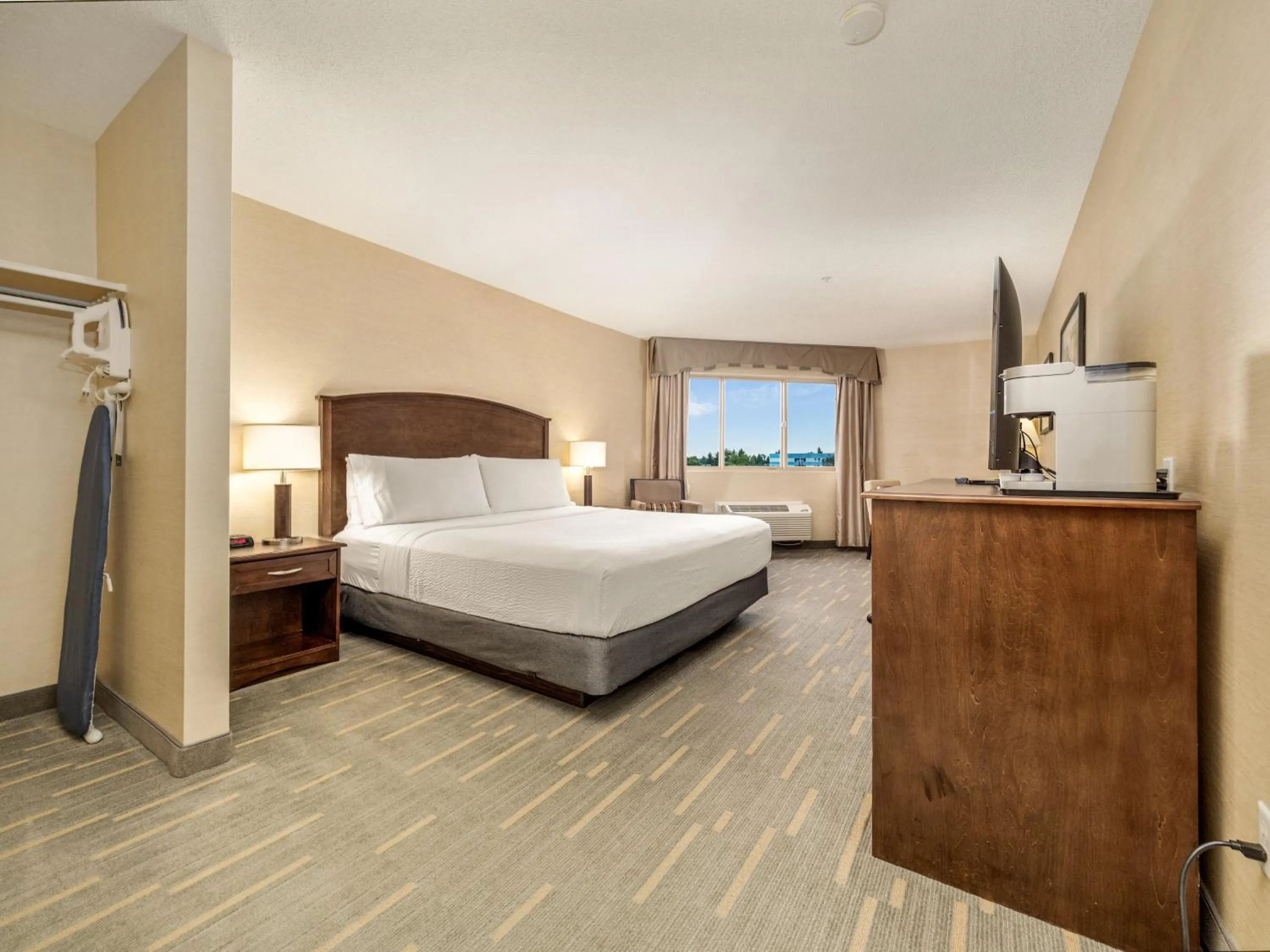 Photo of the whole room, Bed in Holiday Inn Lethbridge by IHG