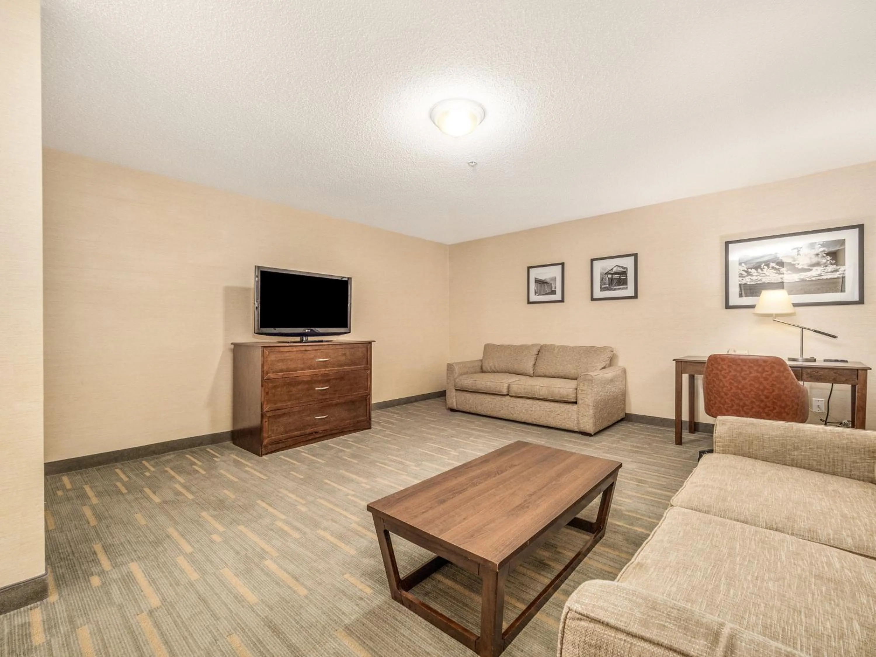 Photo of the whole room in Holiday Inn Lethbridge by IHG