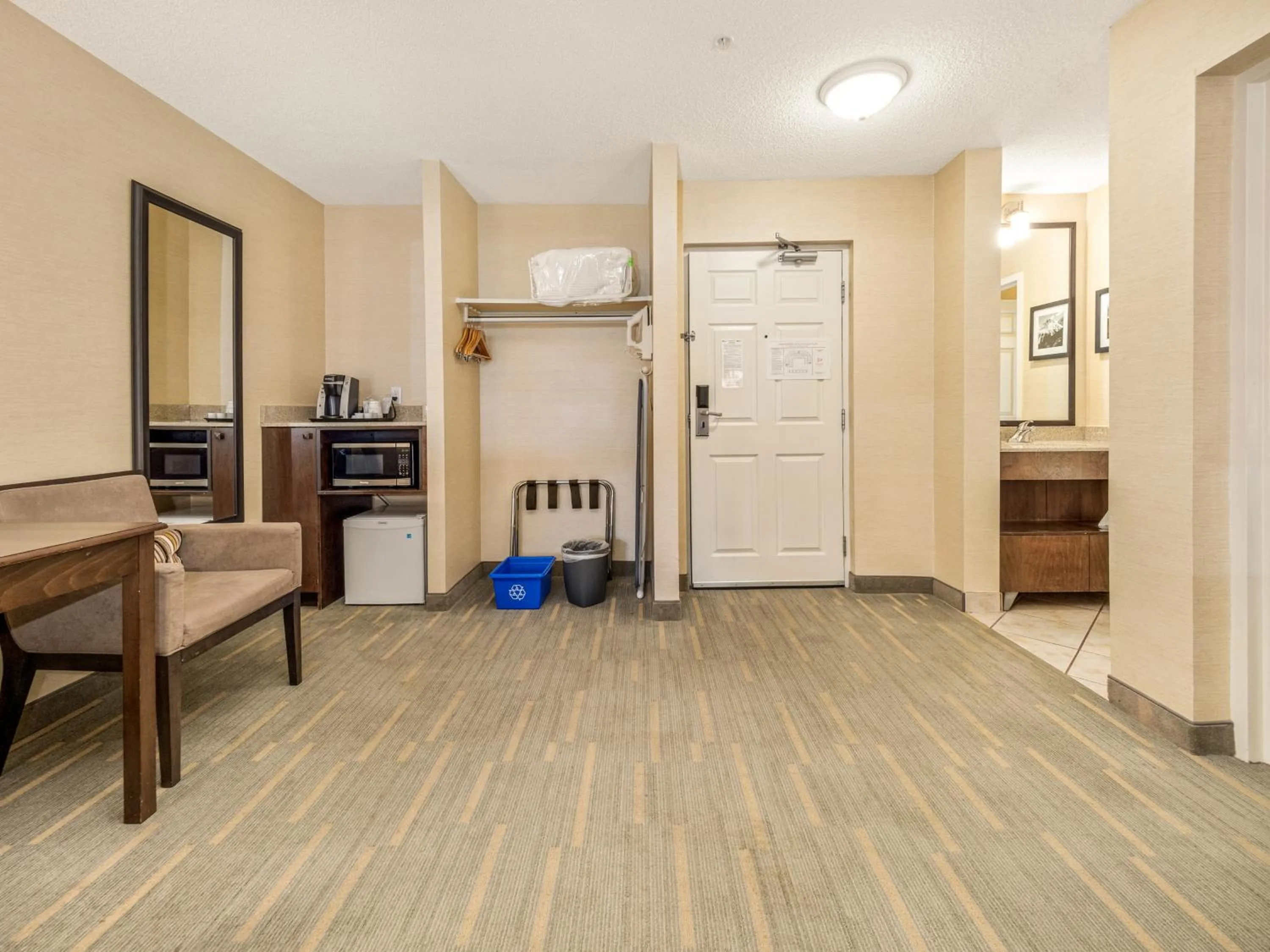 Coffee/tea facilities in Holiday Inn Lethbridge by IHG