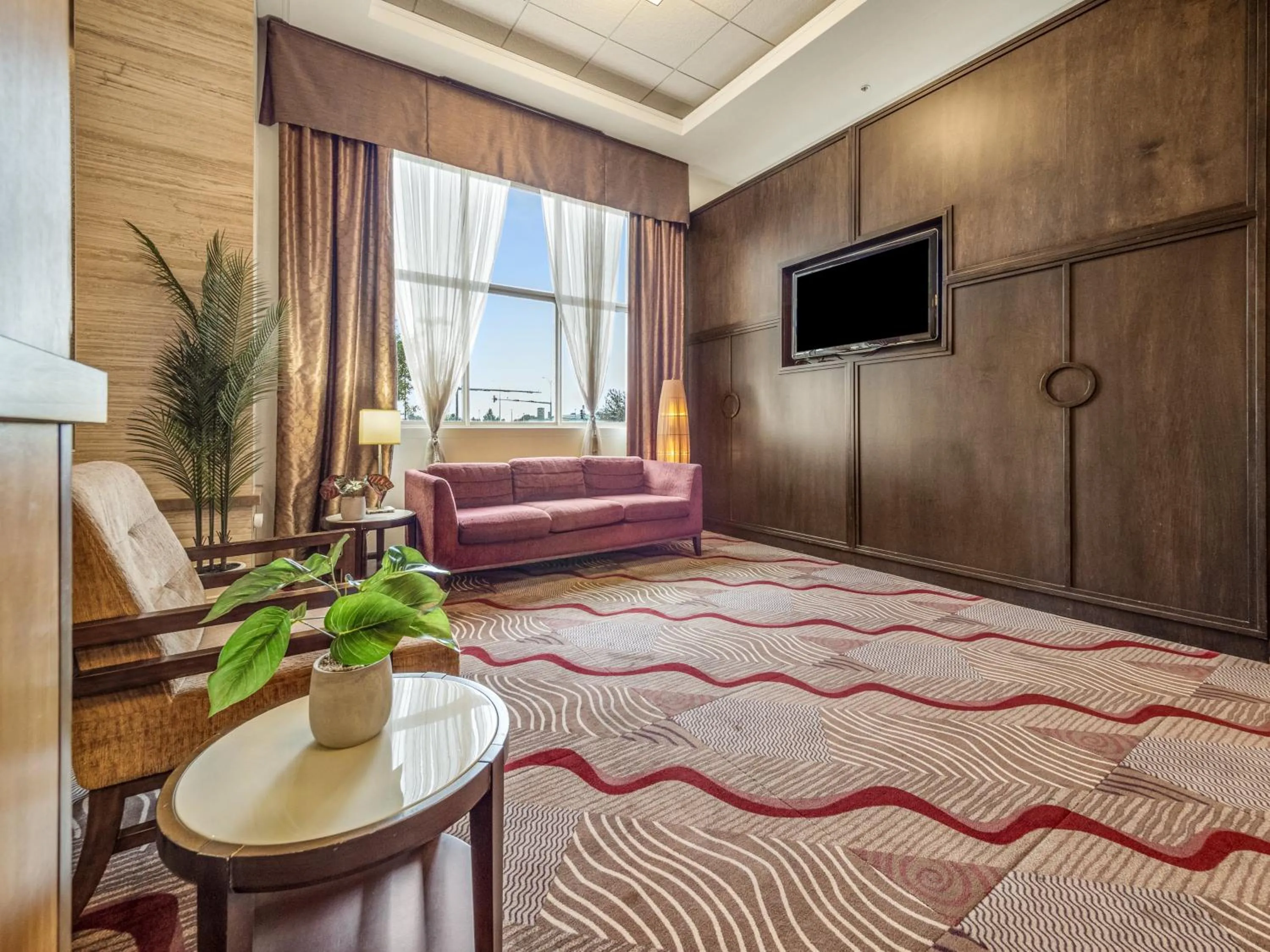 Property building, Bed in Holiday Inn Lethbridge by IHG