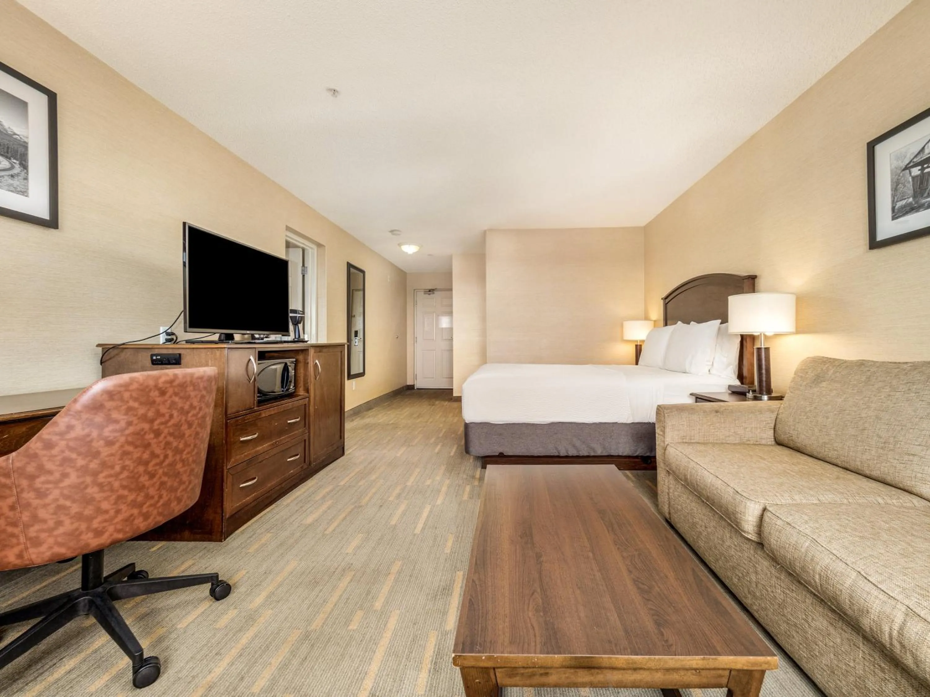 Photo of the whole room, Bed in Holiday Inn Lethbridge by IHG