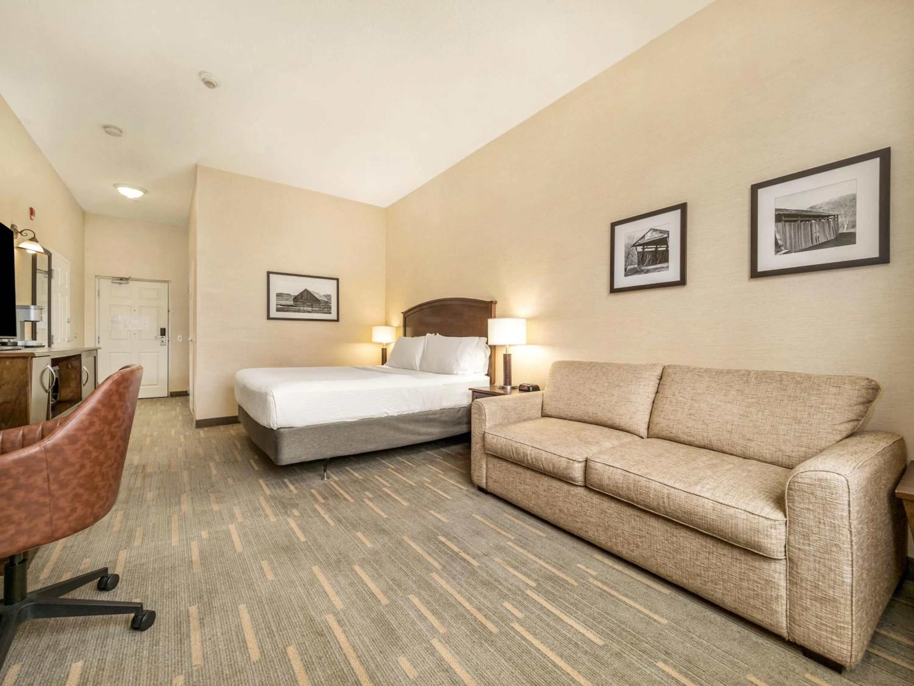 Bed in Holiday Inn Lethbridge by IHG