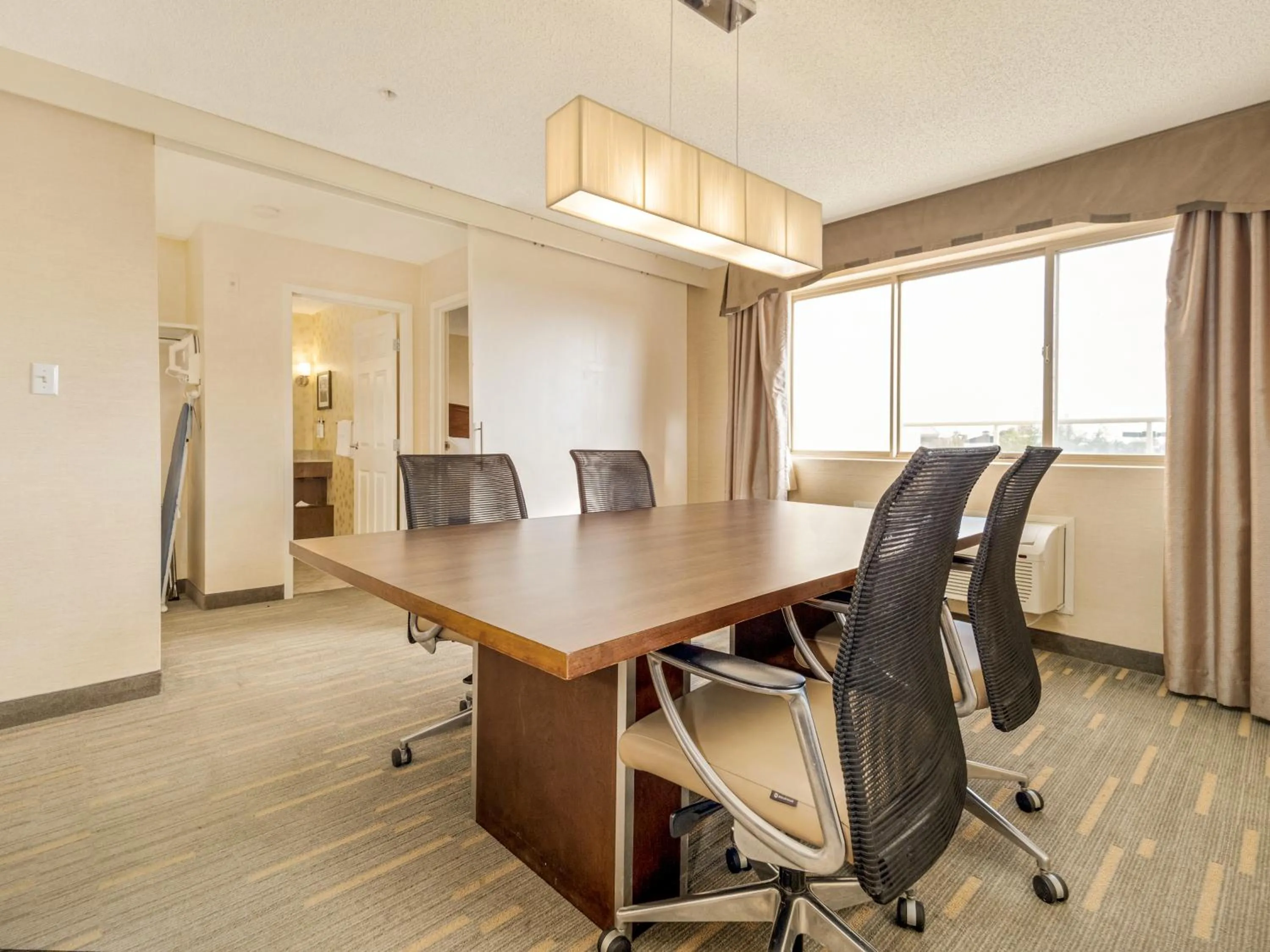 Coffee/tea facilities in Holiday Inn Lethbridge by IHG