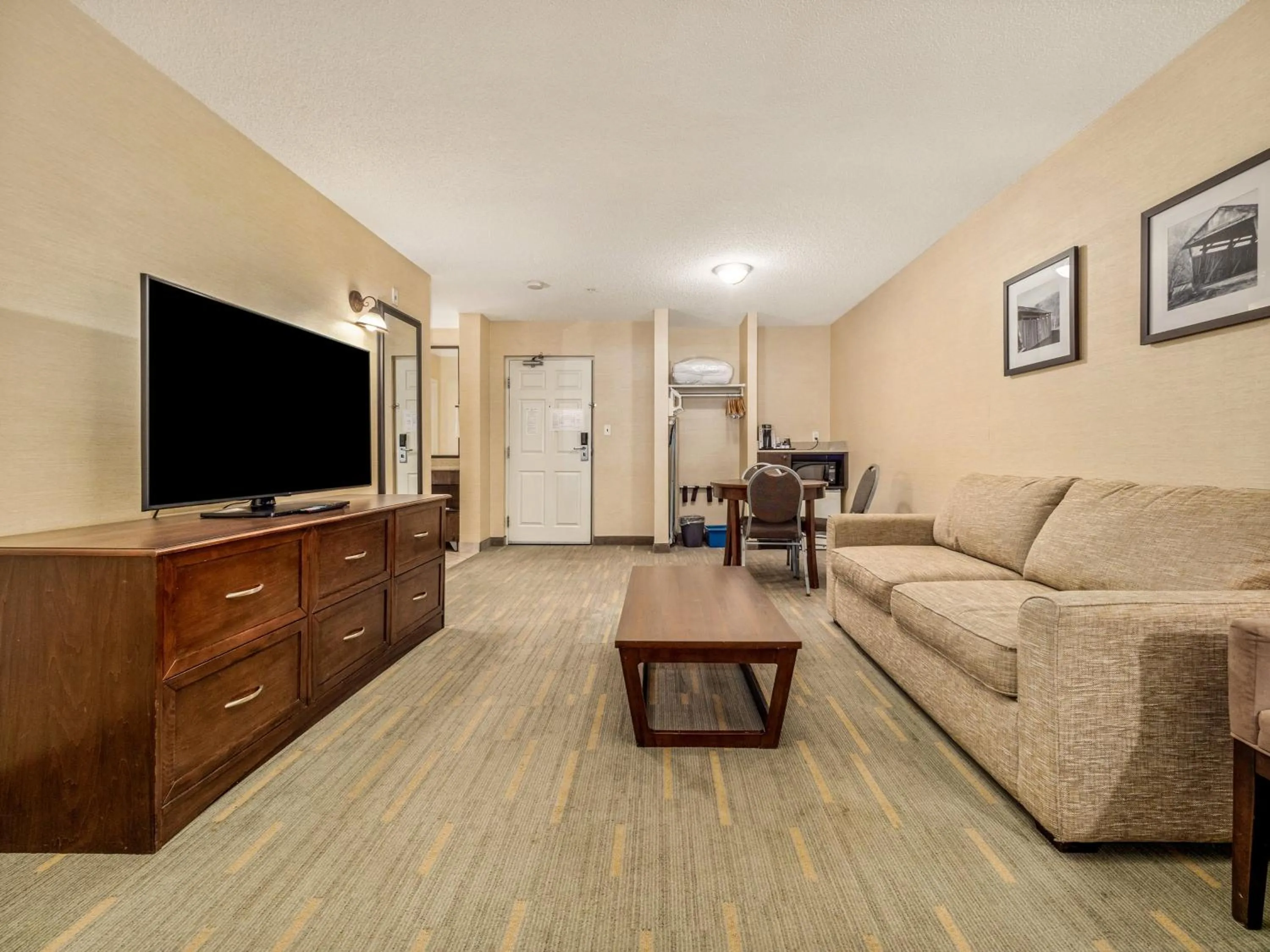 Photo of the whole room in Holiday Inn Lethbridge by IHG