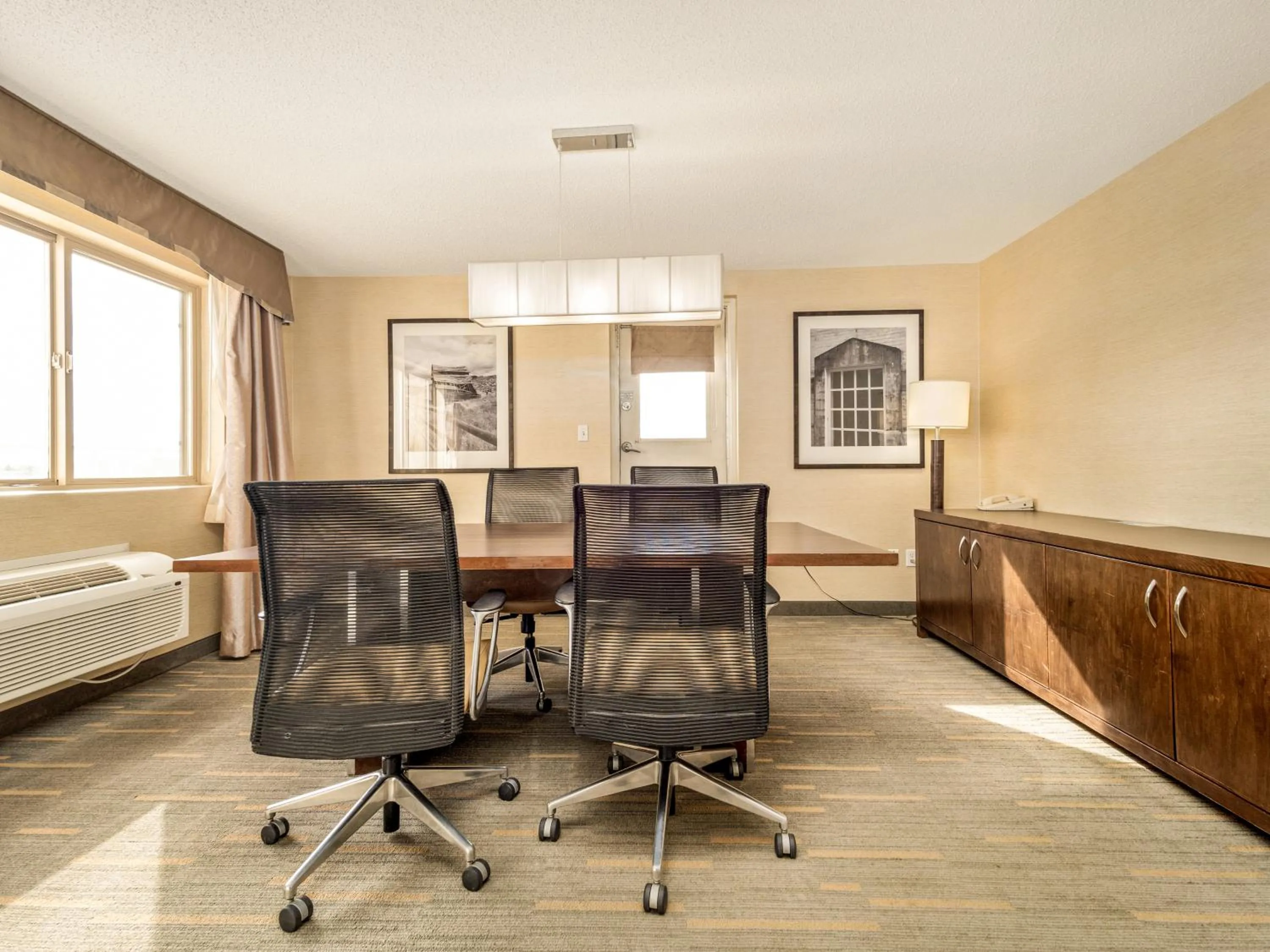 Balcony/Terrace, Bed in Holiday Inn Lethbridge by IHG