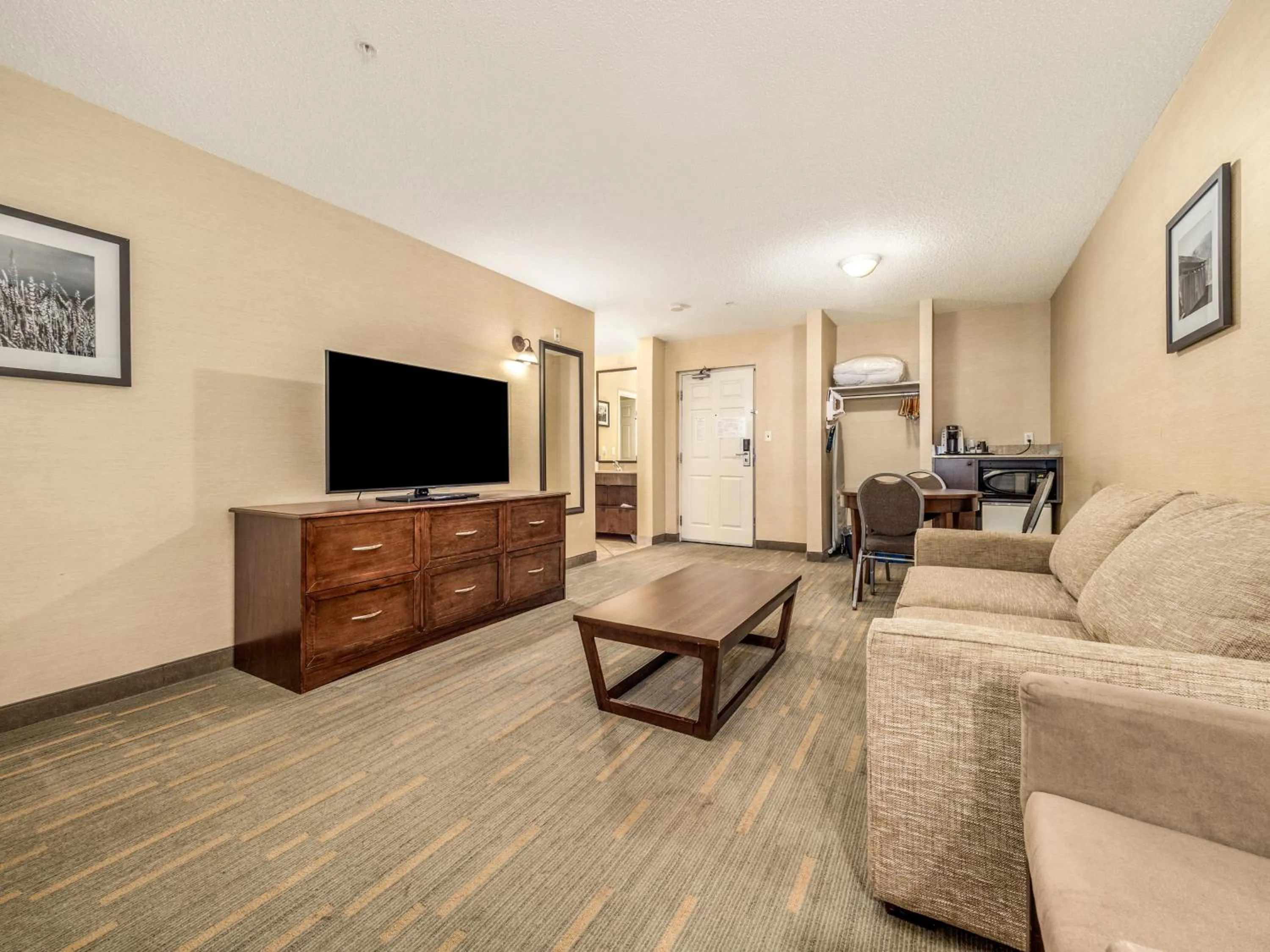 Living room in Holiday Inn Lethbridge by IHG